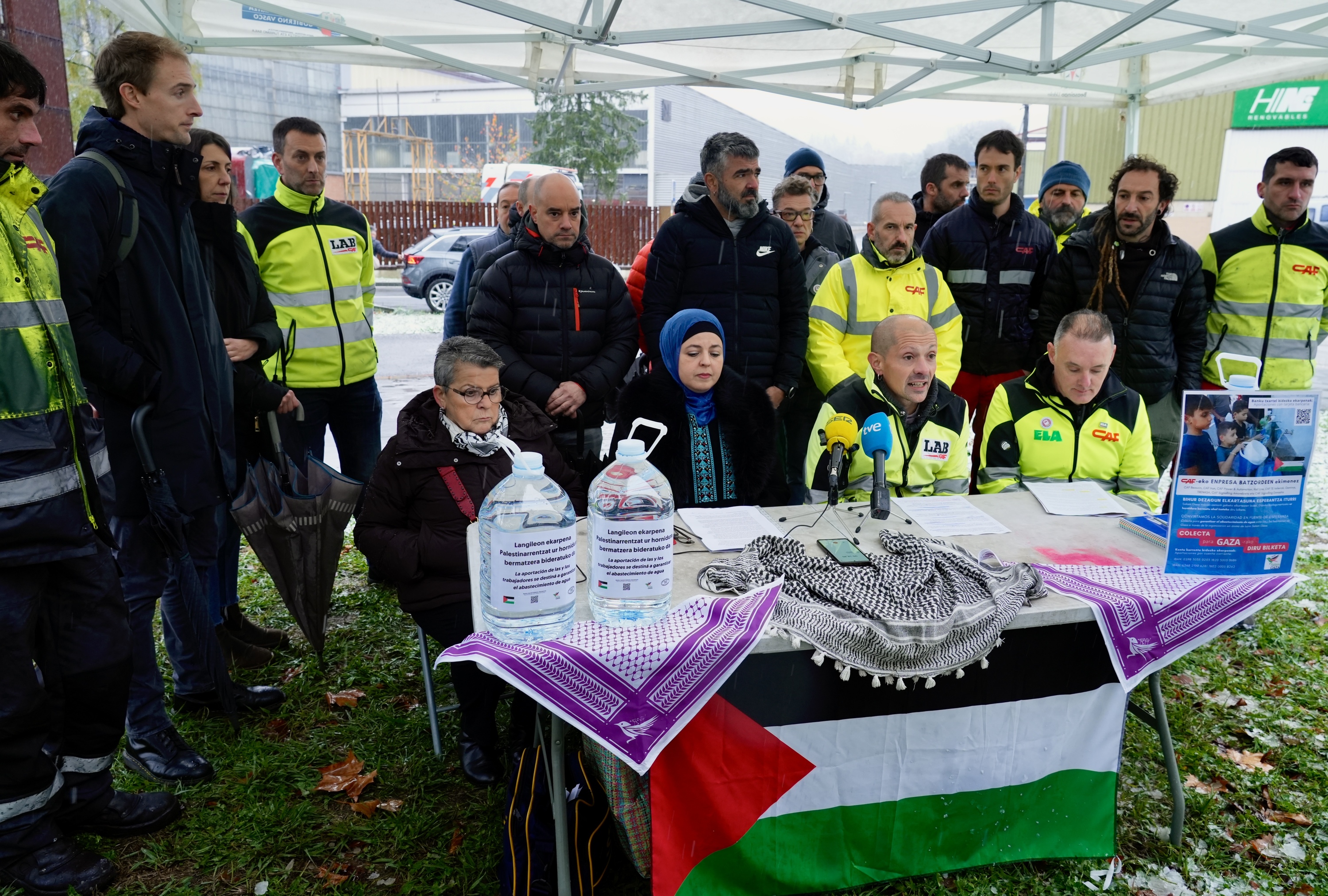 CAFeko enpresa batzordeetako eta Salam Gaza elkarteko ordezkariak gaur goizeko agerraldian, Beasaingo egoitzaren aurrean. ANDONI CANELLADA / FOKU