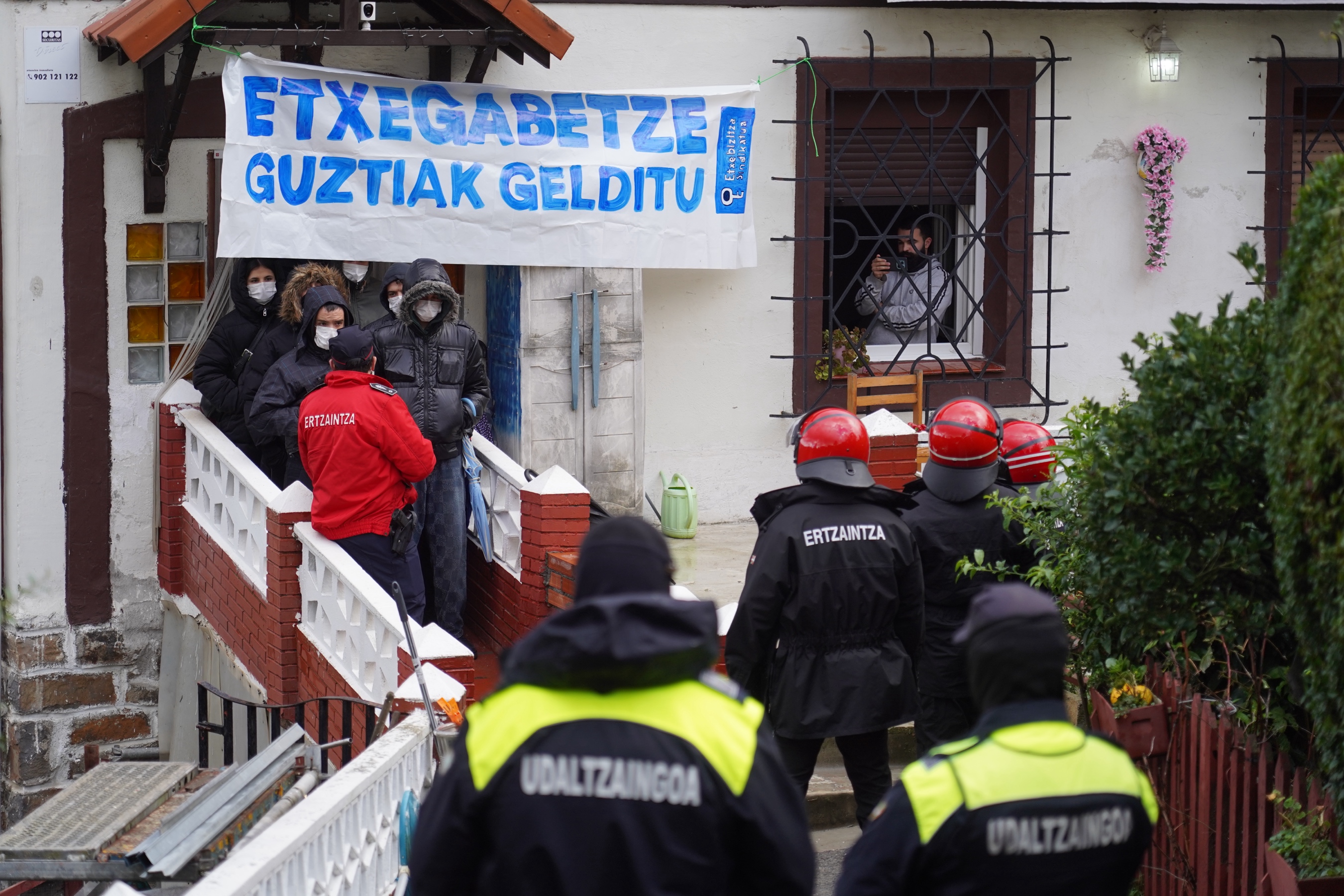 Ertzainak eta udaltzainak, etxegabetzea egin nahian, gaur, Erandion. ARITZ LOIOLA / FOKU