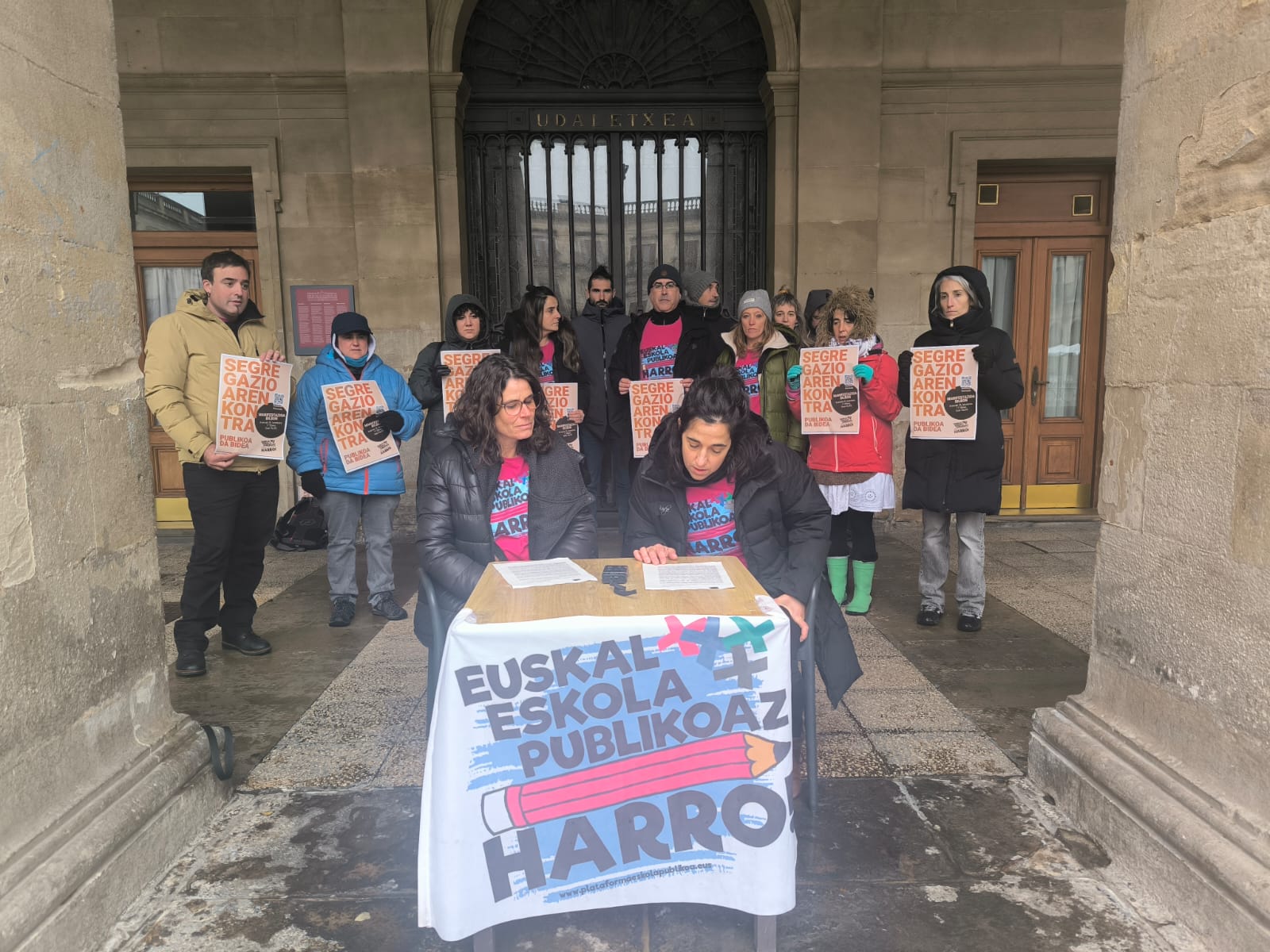 Euskal Eskola Publikoaz Harro plataformako kideen agerraldia, gaur, Gasteizko Udaletxearen aurrean. EUSKAL ESKOLA PUBLIKOAZ HARRO