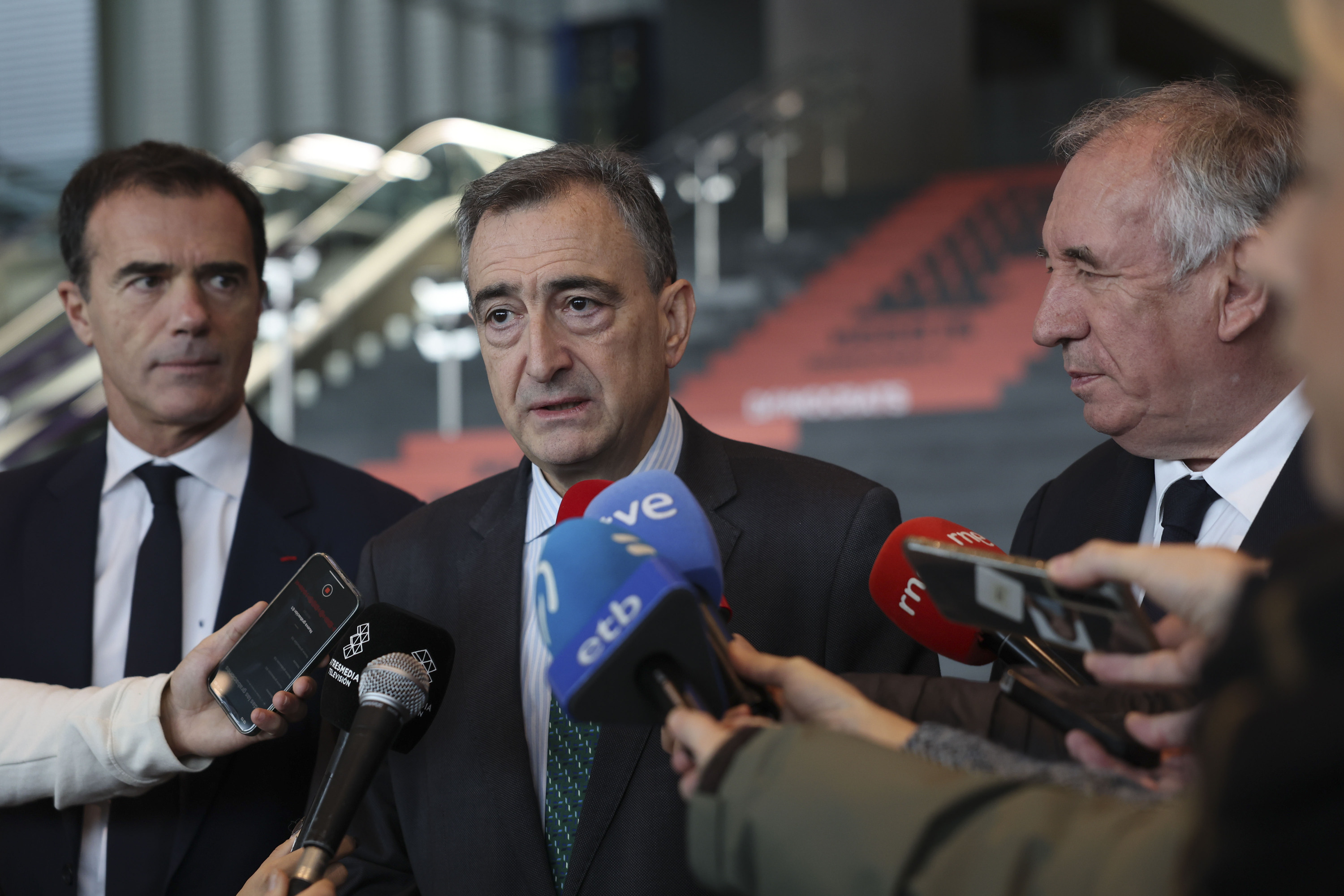 Sandro Gozi, Aitor Esteban eta François Bayrou, gaur, Barakaldon. LUIS TEJIDO / EFE