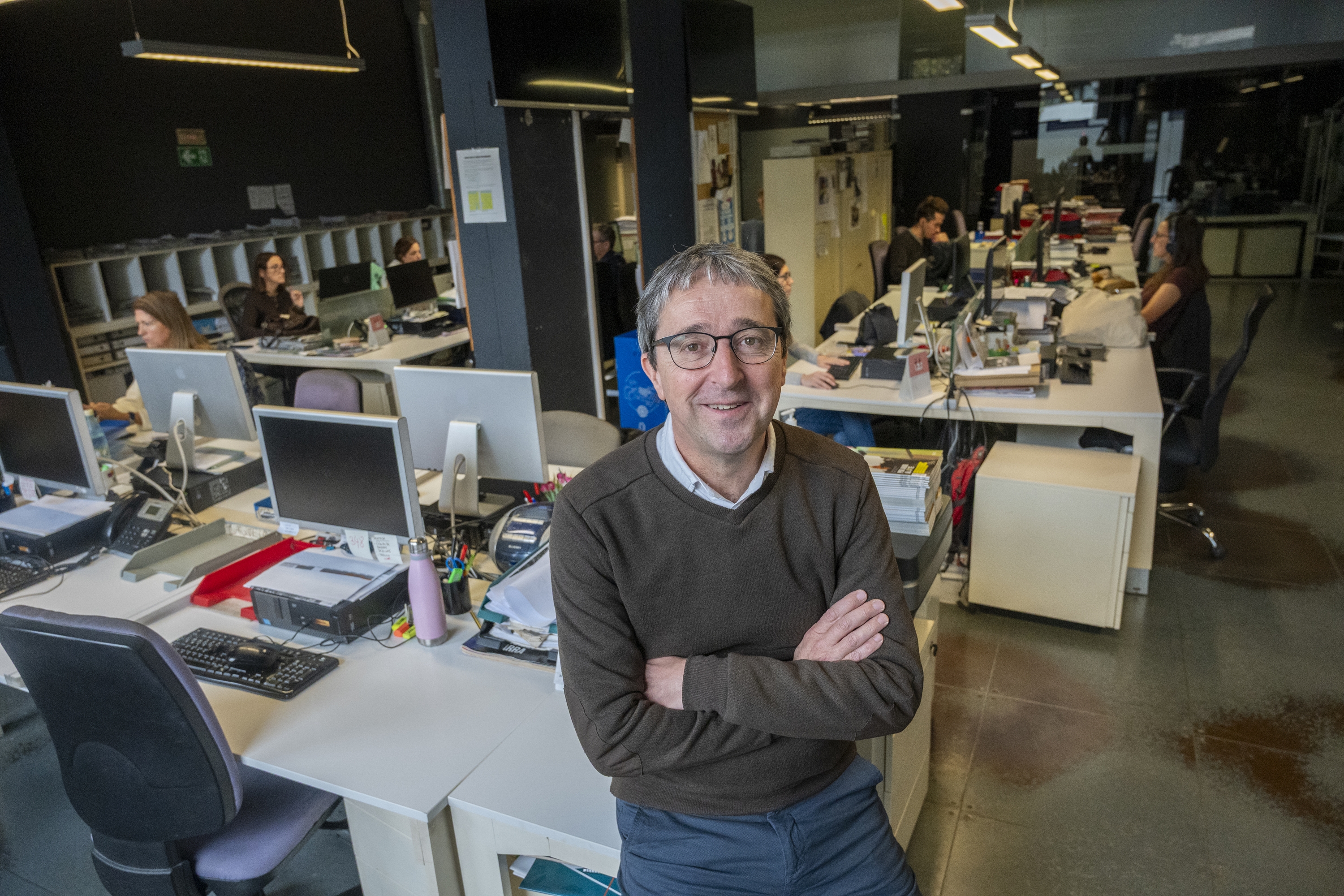 Eduardo Iribarren 'Noticias de Gipuzkoa' egunkariko zuzendaria, Donostiako erredakzioan. GORKA RUBIO / FOKU