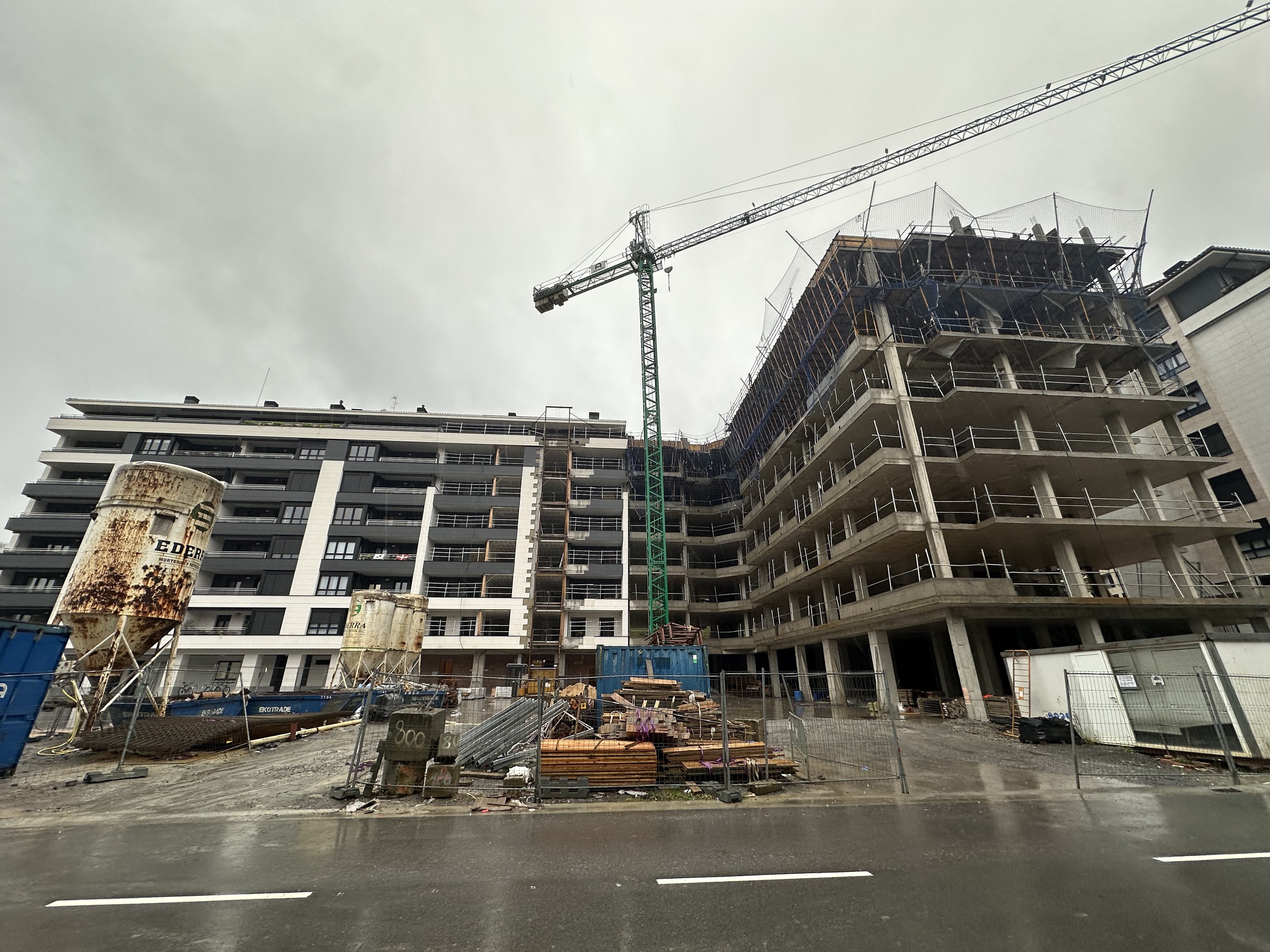 (ID_17637356410965) Iñaki Azpiazu kalean eraikitzen ari diren etxebizitzak