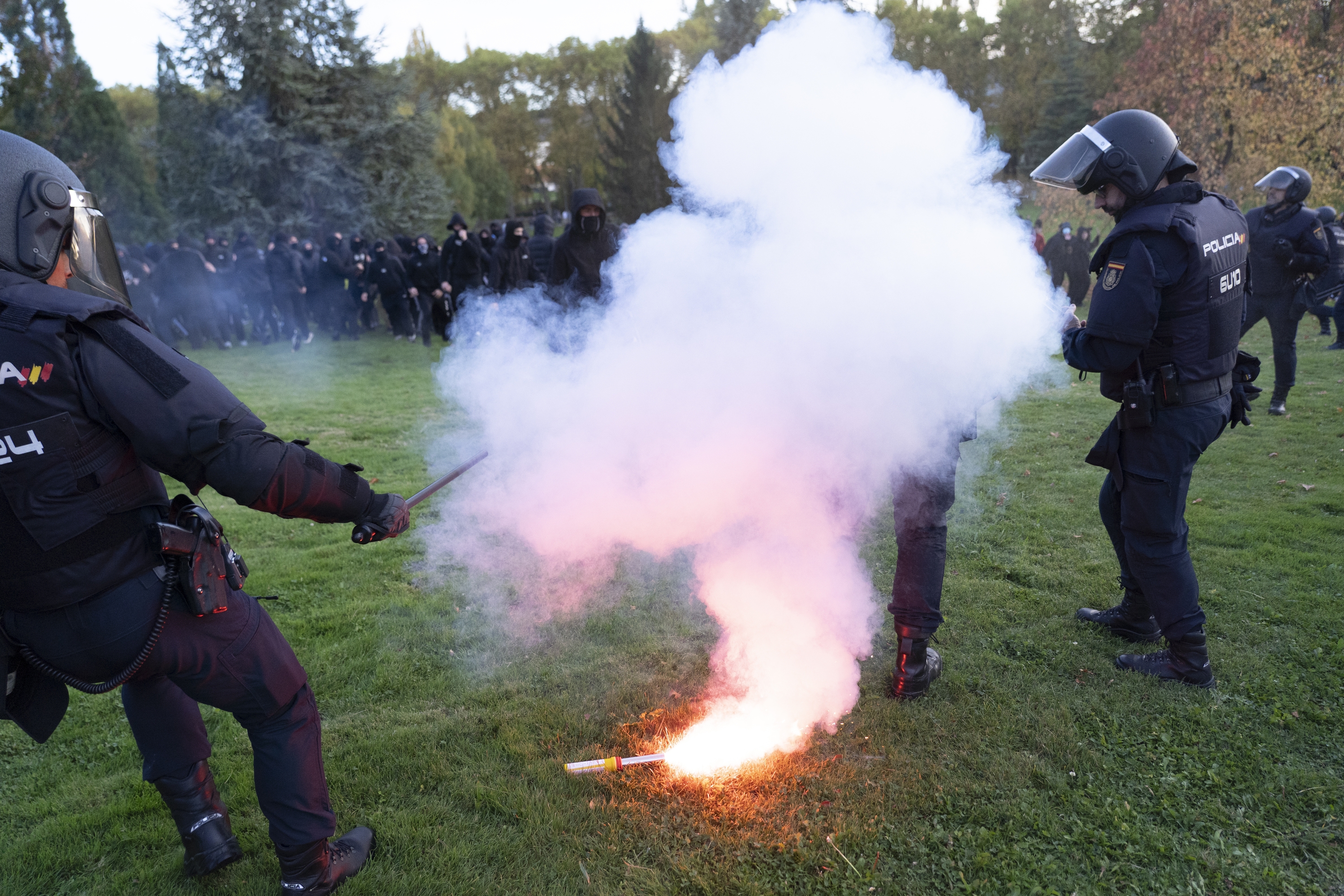 Poliziak eta manifestari antifaxistak, aurrez aurre, urriaren 30ean. JAGOBA MANTEROLA / FOKU