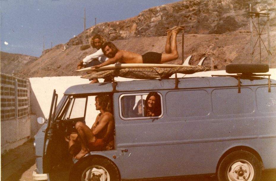 Iñigo Letamendia, furgoneta gainean, eta Marian Azpiroz Pukasen sortzaileak, gazte garaietan, Kanariar Uharteetan. PUKAS 