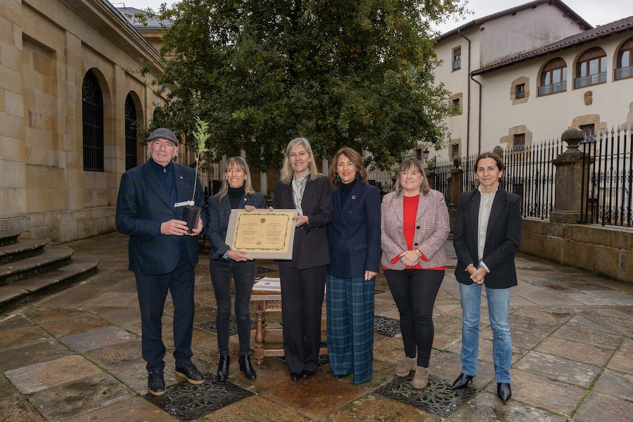 Jose Angel Iribar Athleticeko ordezkaria, Nerea Ortiz Athleticeko presidenteordea, Ana Otadui Batzar Nagusietako presidentea, Raquel Goñi bigarren presidenteordea eta Jane Eyre Urkieta bigarren idazkaria, gaur, Gernika-Lumon. BERRIA