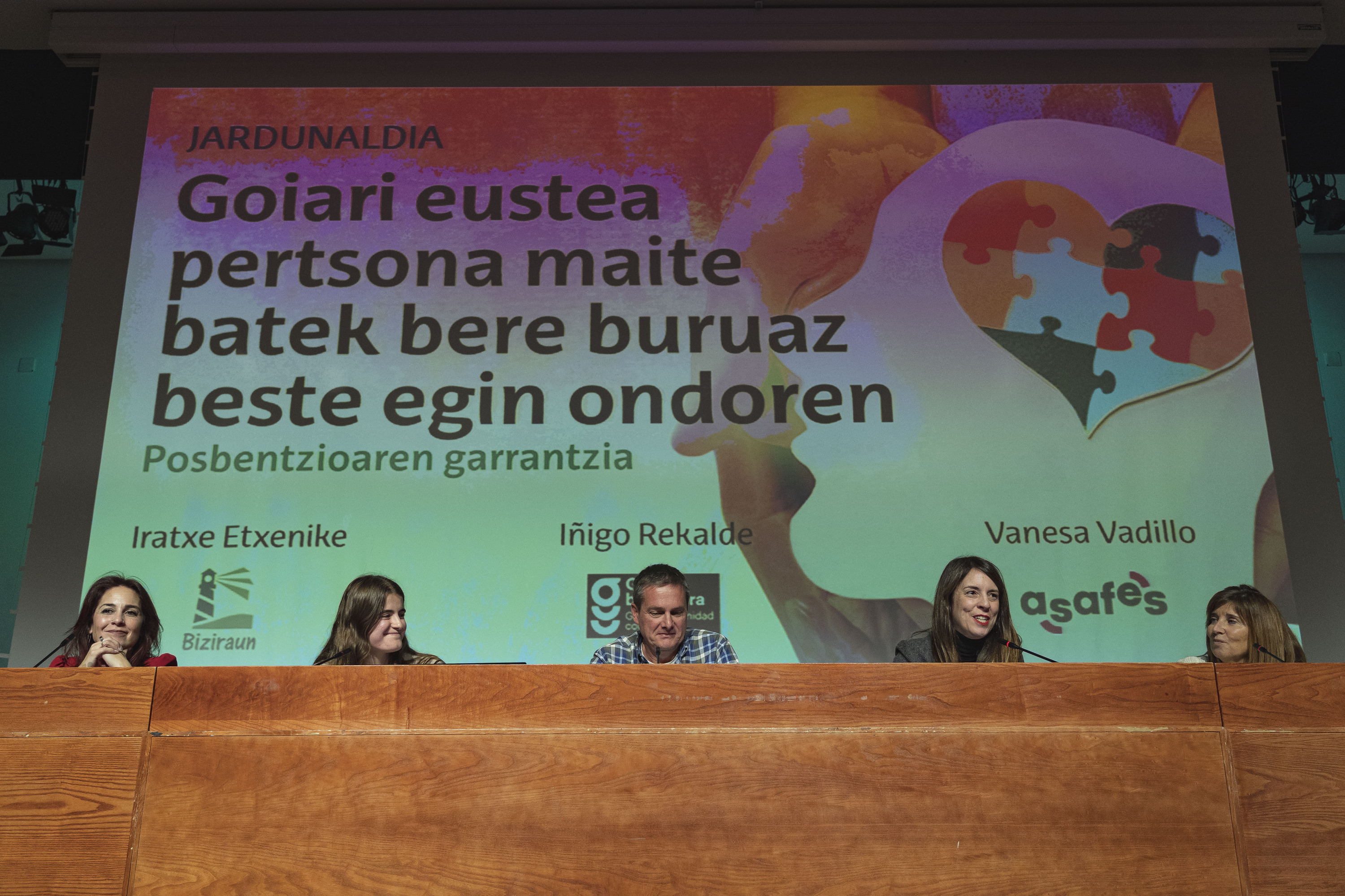 Mahai inguruko parte hartzaileak eta moderatzaileak. ARITZ LOIOLA / FOKU