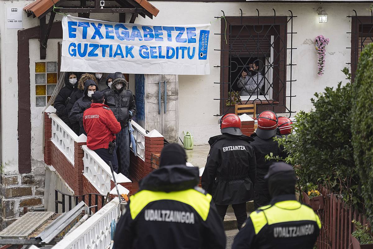 Ertzainak eta udaltzainak, etxegabetzea egin nahian, gaur, Erandion. ARITZ LOIOLA / FOKU