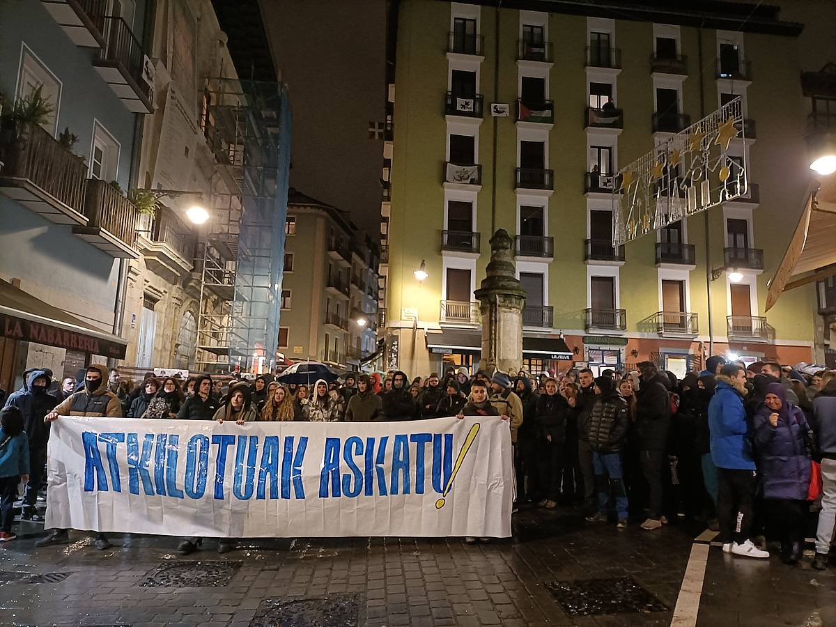 Aske antolakundeak deituta gaur arratsaldean Nabarreria plazan egindako elkarretaratzea. BERRIA Aske antolakundeak deituta gaur arratsaldean Nabarreria plazan egindako elkarretaratzea. BERRIA