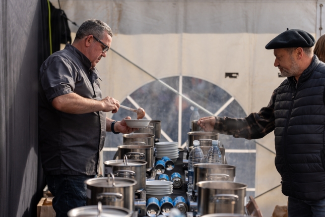 Roberto Ruiz sukaldaria, txapelarekin, babarrunak prestatzen. AITOR KARASATORRE / FOKU Roberto Ruiz sukaldaria, txapelarekin, babarrunak prestatzen. AITOR KARASATORRE / FOKU