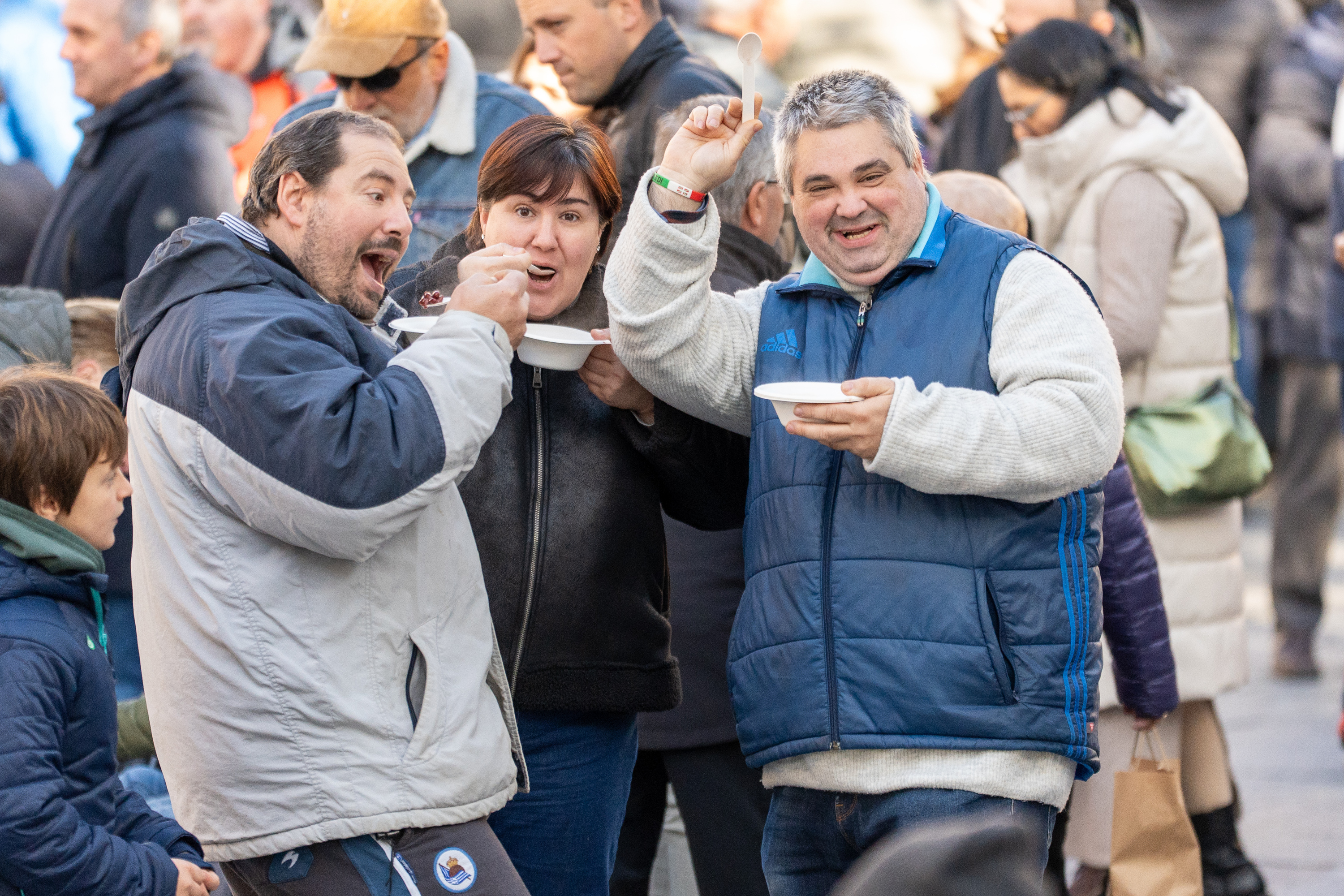 Jendea babarrunak jaten, Tolosako festan. AITOR KARASATORRE / FOKU