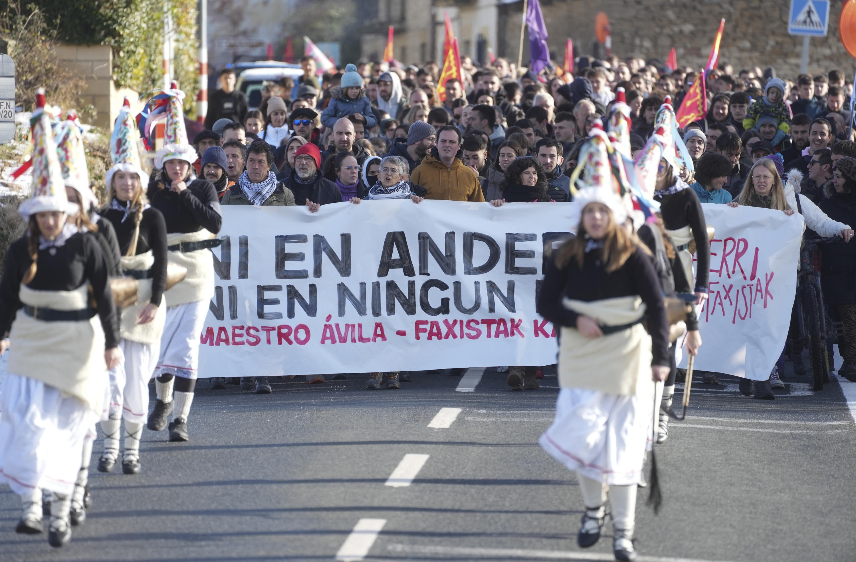 Estellerrian hedatzen ari den sekta ultrakatolikoaren kontra mobilizatu dira mila bat lagun martxa batean