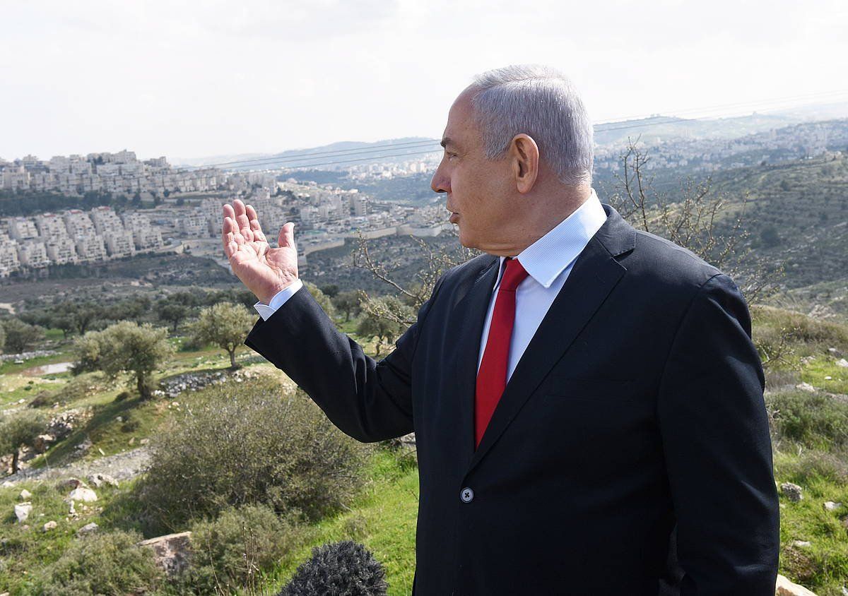 Benjamin Netanyahu Israelgo lehen ministroa, ostegunean, Jerusalem ekialdeko Har Homa kokaguneari begira. DEBBIE HILL, EFE