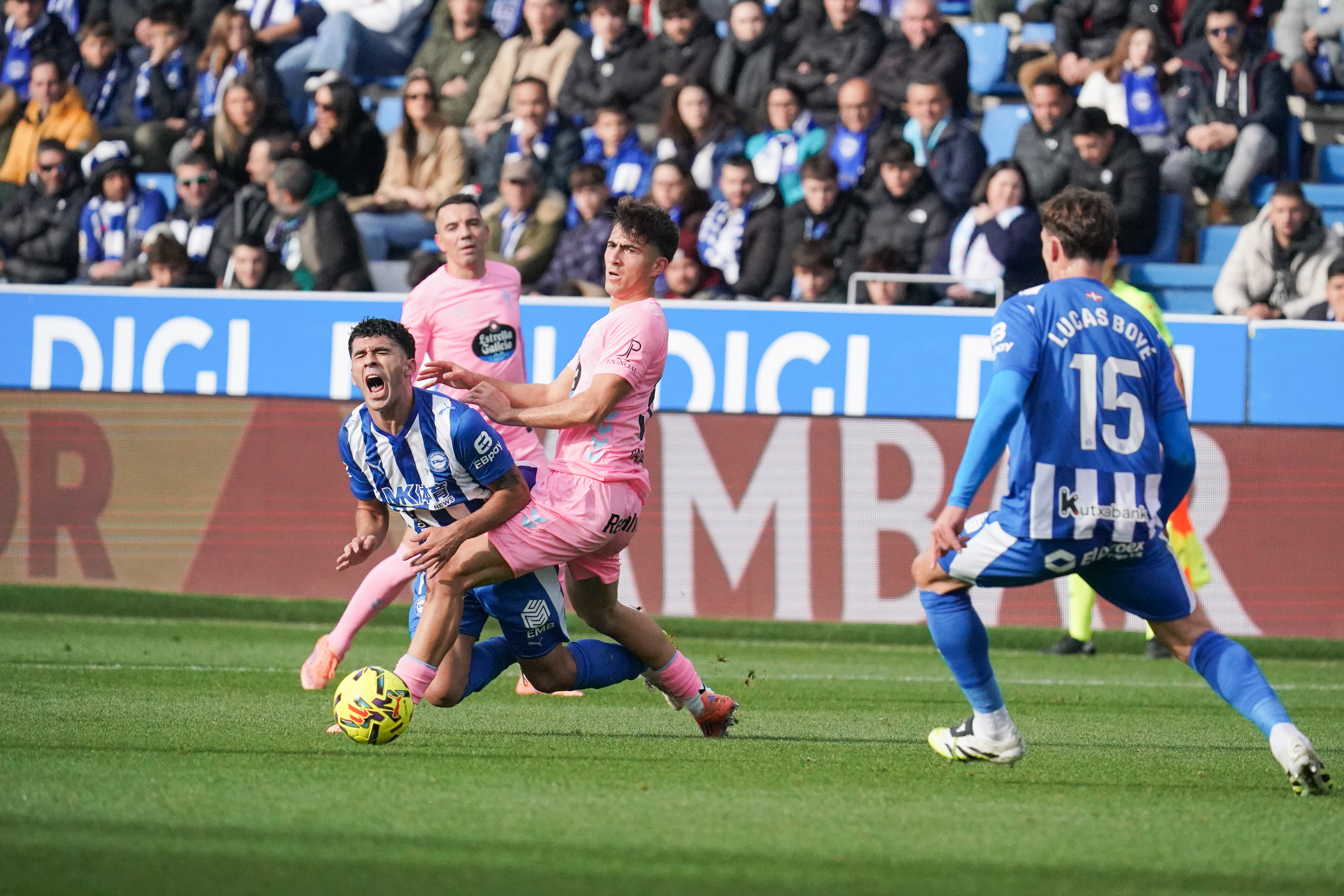 Alaveseko eta Celtako jokalariak, lehia betean, gaurko partidan. ENDIKA PORTILLO / FOKU