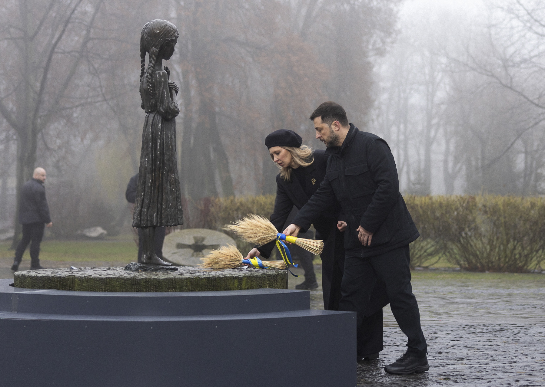 Zelenski Ukrainako presidentea Olena Zelenska emaztearekin batera ekitaldi batean parte hartzen, Kieven, gaur. EFE