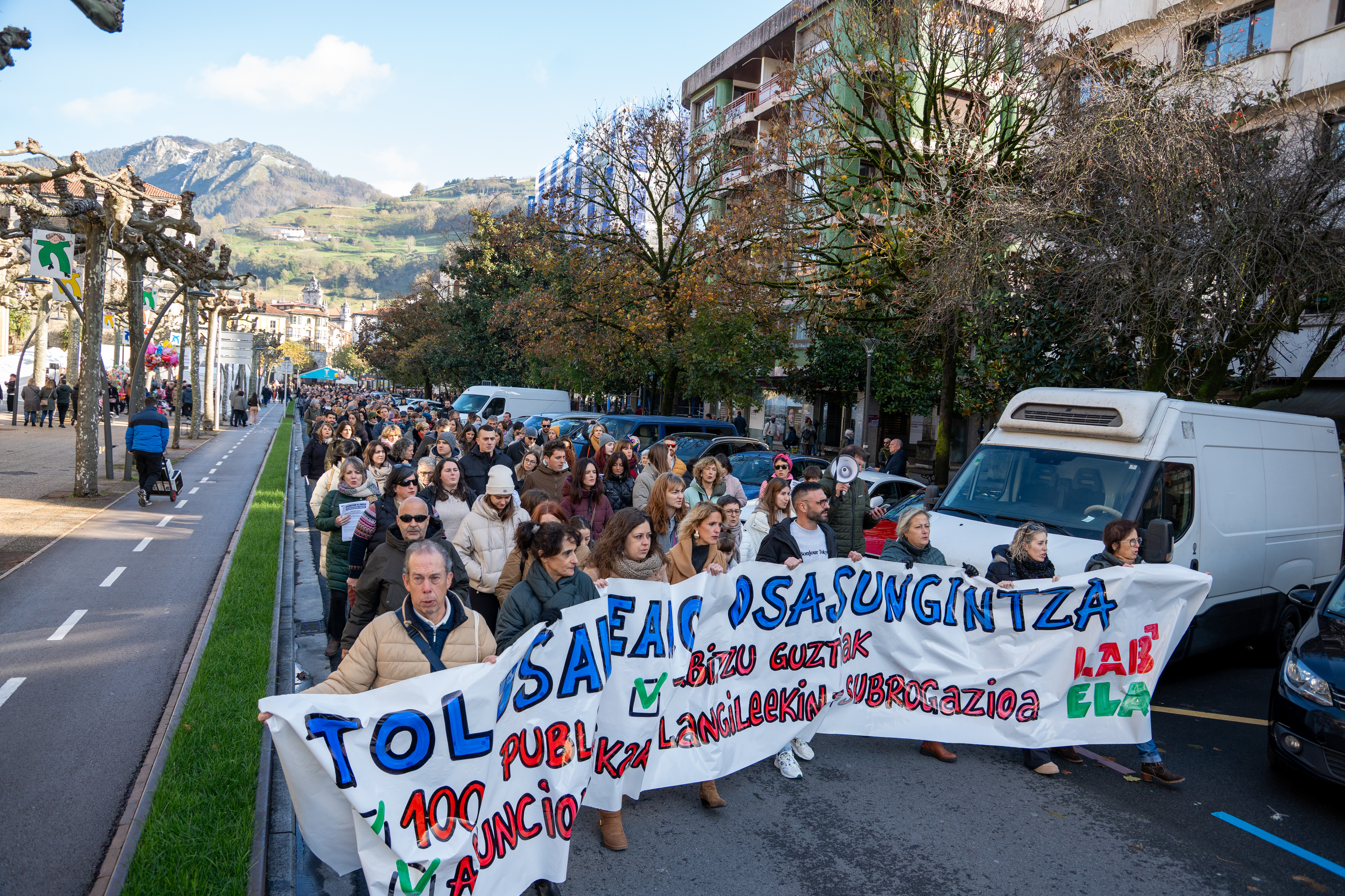 Asuncion publifikatu dezatela eta bertako langileak bertan gera daitezela eskatzeko manifestazioa, Tolosan. AITOR KARASATORRE / FOKU