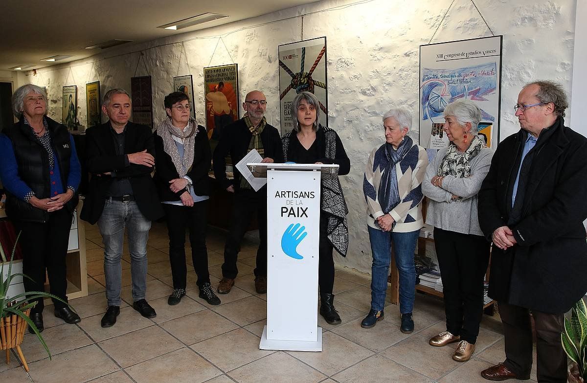 Bake Bideak eta Bakegileek egindako prentsaurrekoa, goiz honetan Baionan. BOB EDME