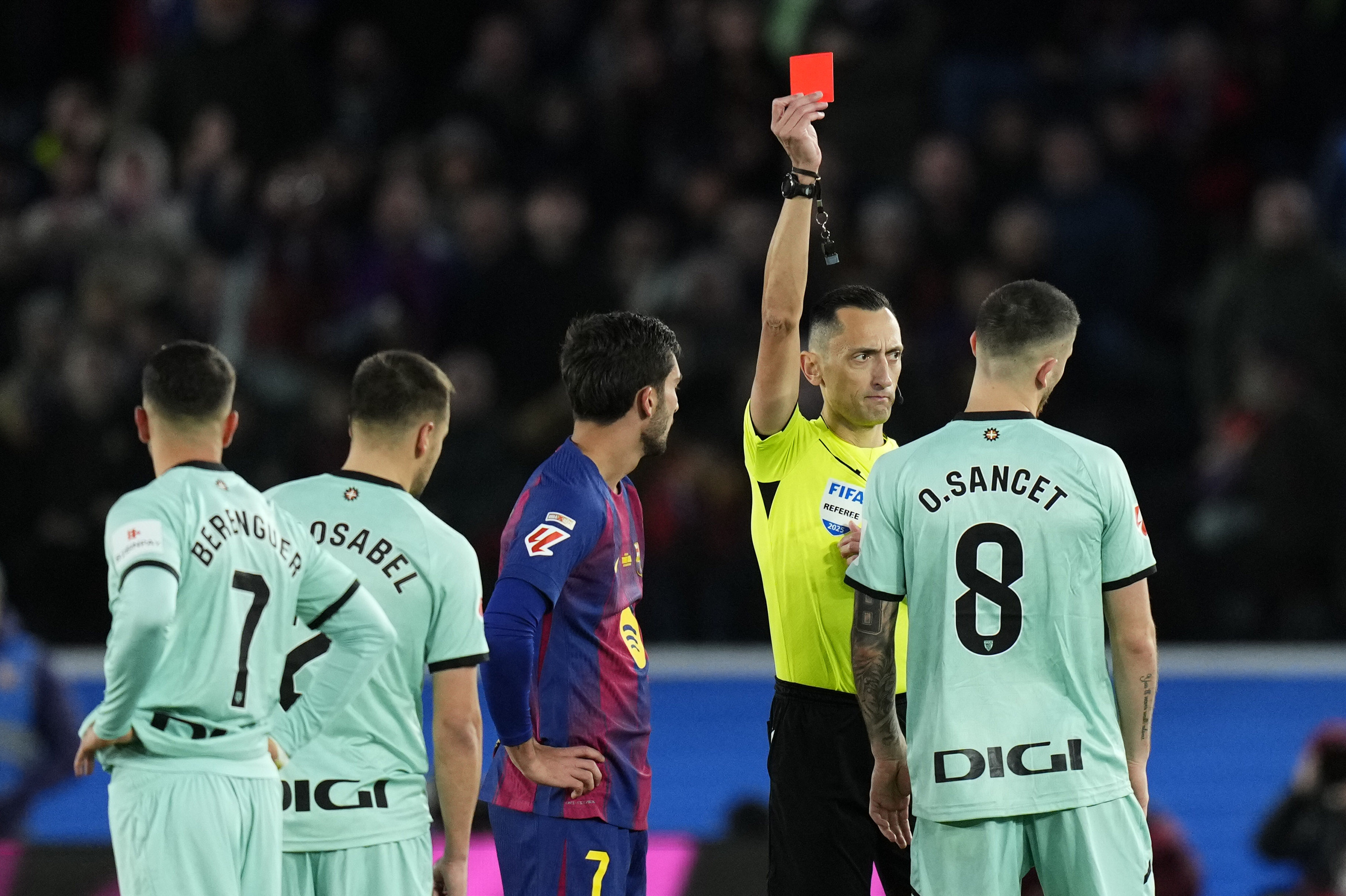 Epailea Oihan Sanceti txartel gorria ateratzen. SIU WU / EFE 