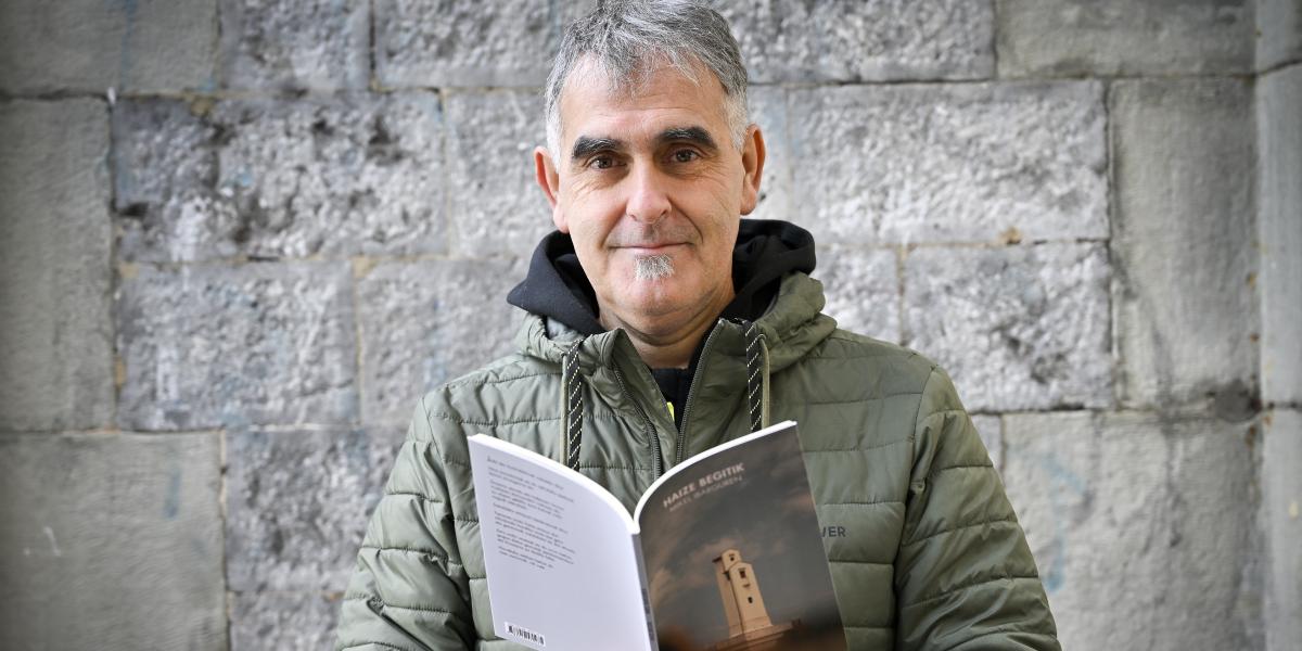 Mikel Ibarguren 'Haize begitik' poema liburuaren aurkezpenean, Donostian. GORKA RUBIO / FOKU
