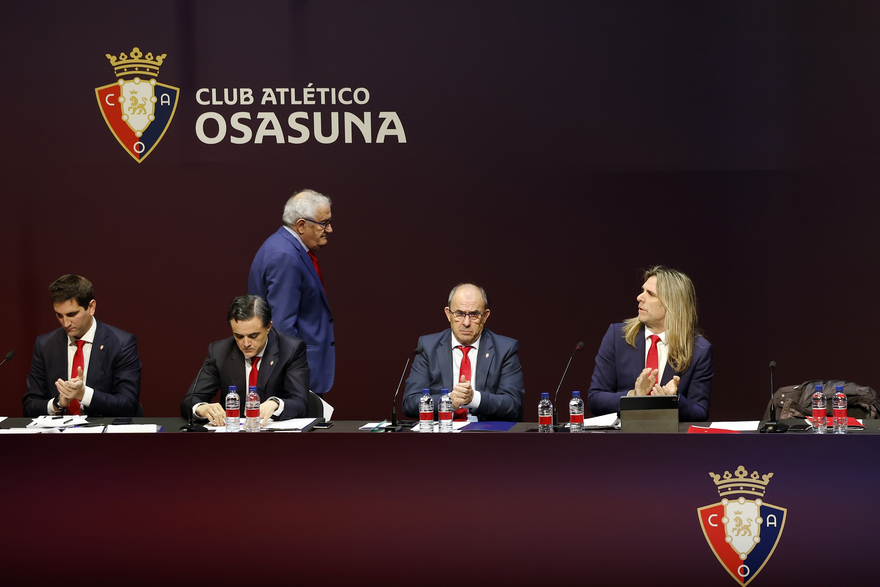 Osasunako zuzendaritza taldeko kideak, gaur, Baluarten. Zutik, Luis Sabalza. JESUS DIGES / EFE