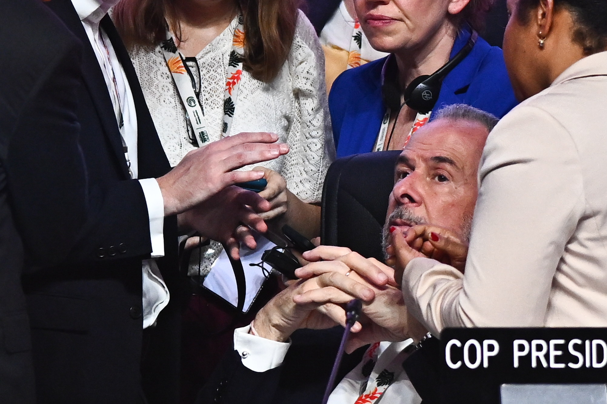 Andre Correa do Lago, COP30eko presidentea, pertsonaz inguratuta, negoziazioen azken egunean. ANDRE BORGES / EFE