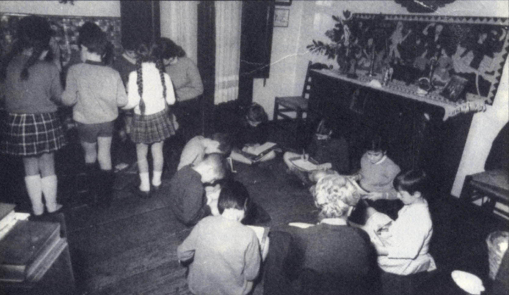 Elbira Zipitria andereñoa ikasleekin ikastolan. ILUNETIK ARGIRA LIBURUA