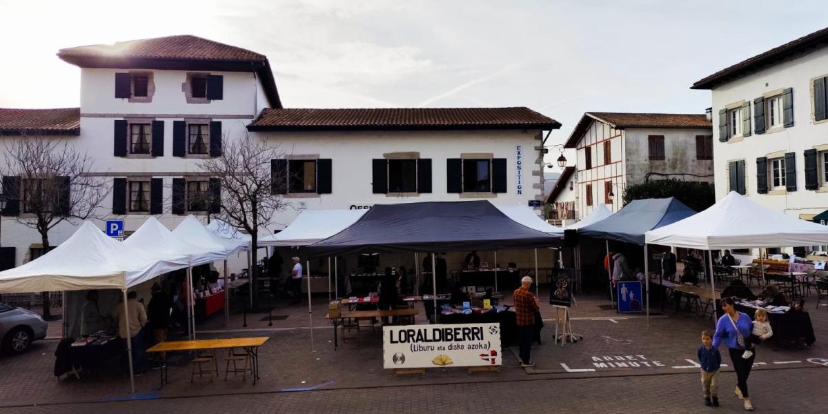 Iazko Loraldiberri liburu eta disko azoka, Urruñan. HITZA