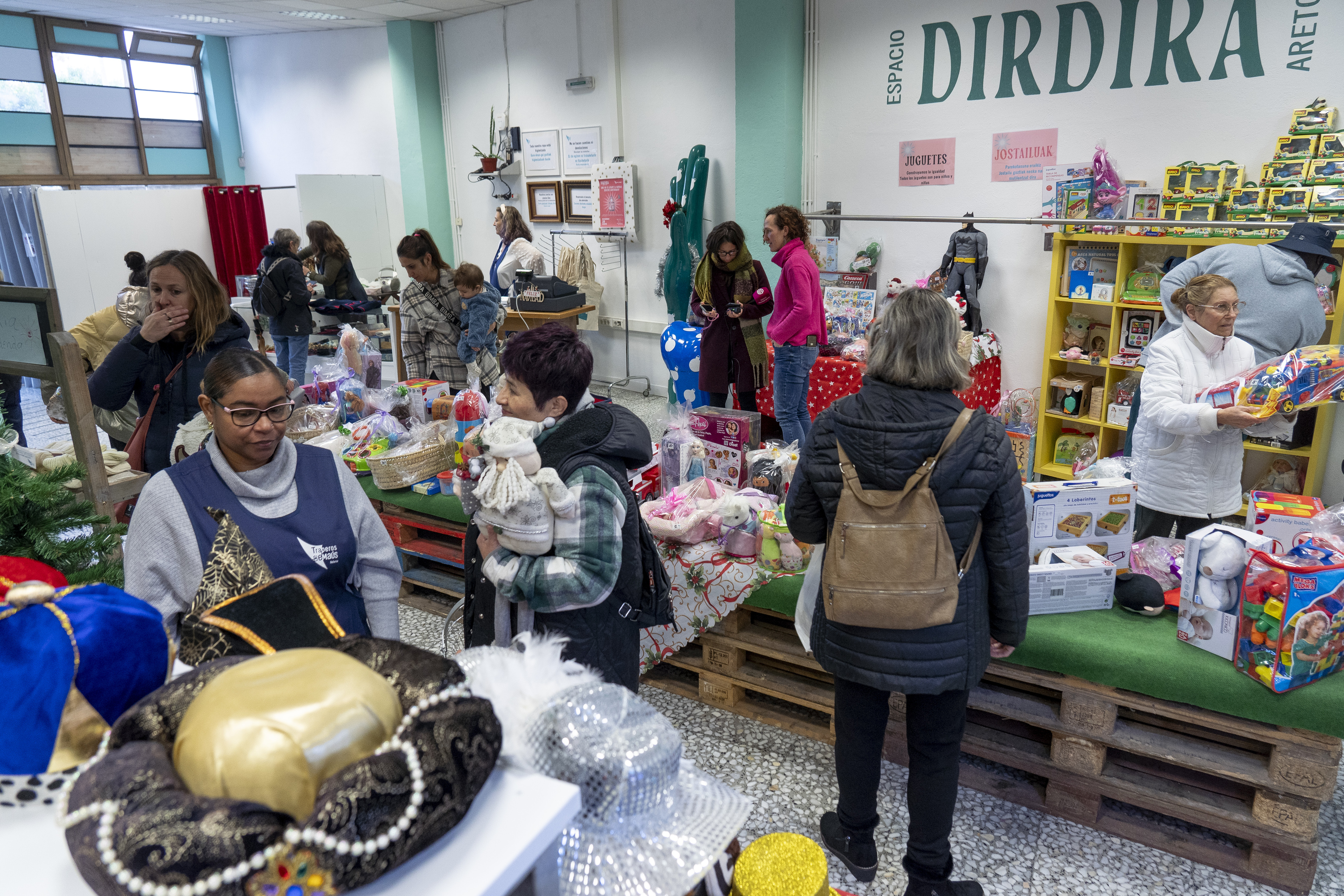 Emausko Trapuketariek Iruñeko Arga karrikan zabaldu duten Dirdira denda azaroaren 20an, inaugurazio egunean. JAGOBA MANTEROLA / FOKU