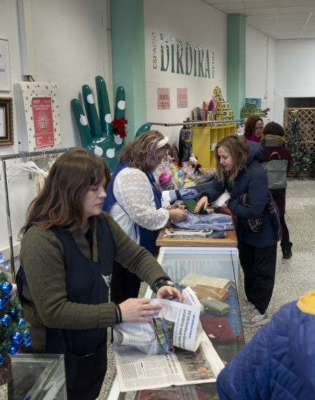 Emausko Trakupetarien Dirdira denda, Iruñeko Arga karrikan, azaroaren 20an. JAGOBA MANTEROLA / FOKU