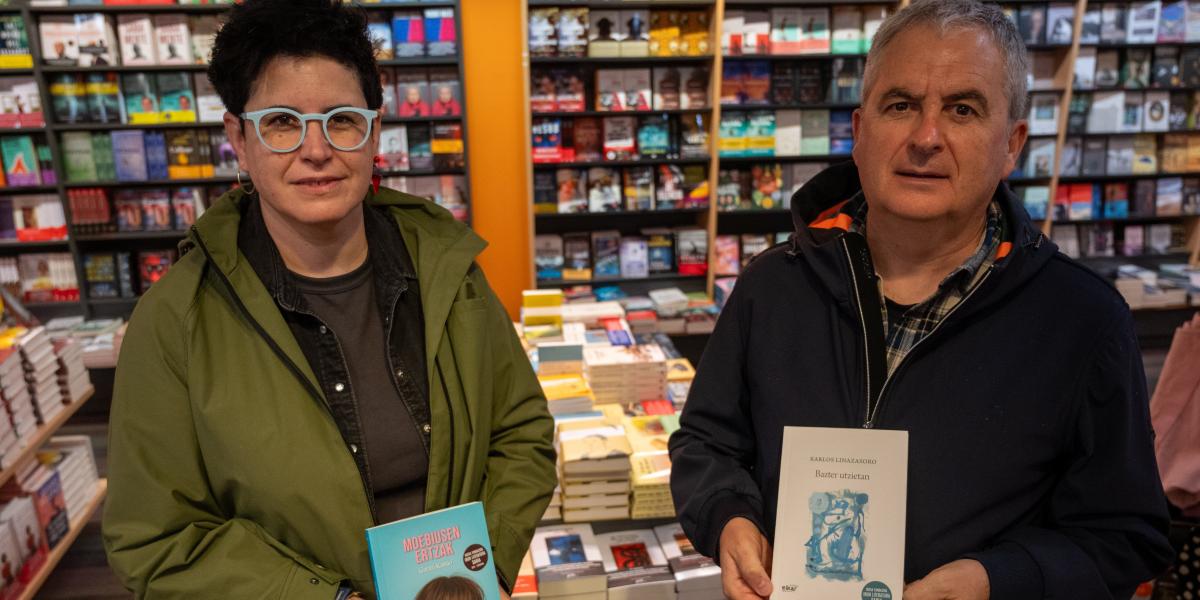 Garazi Kamio eta Karlos Linazasoro, 'Moebiusen ertzak' eta 'Bazter utzietan' liburuen aurkezpenean, gaur. GORKA RUBIO / FOKU