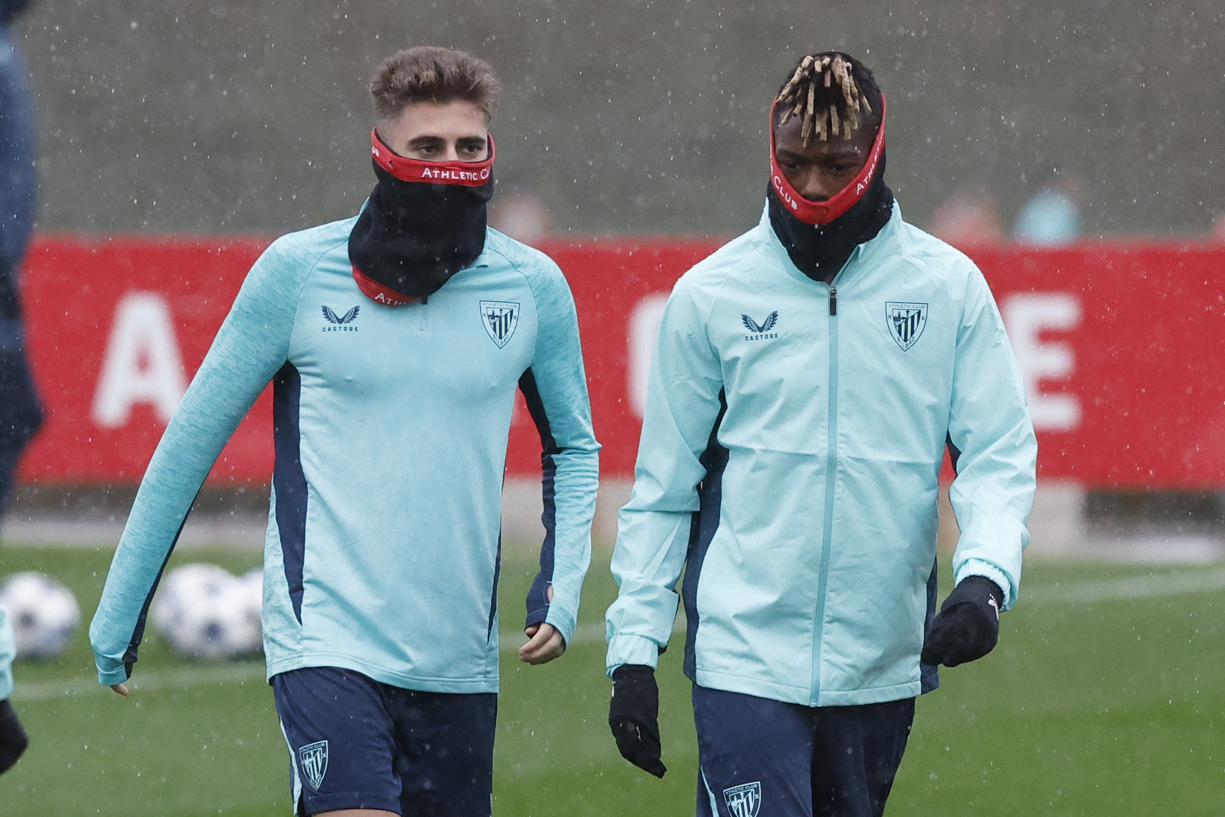 Robert Navarro eta Nico Williams. MIGUEL TOÑA / EFE