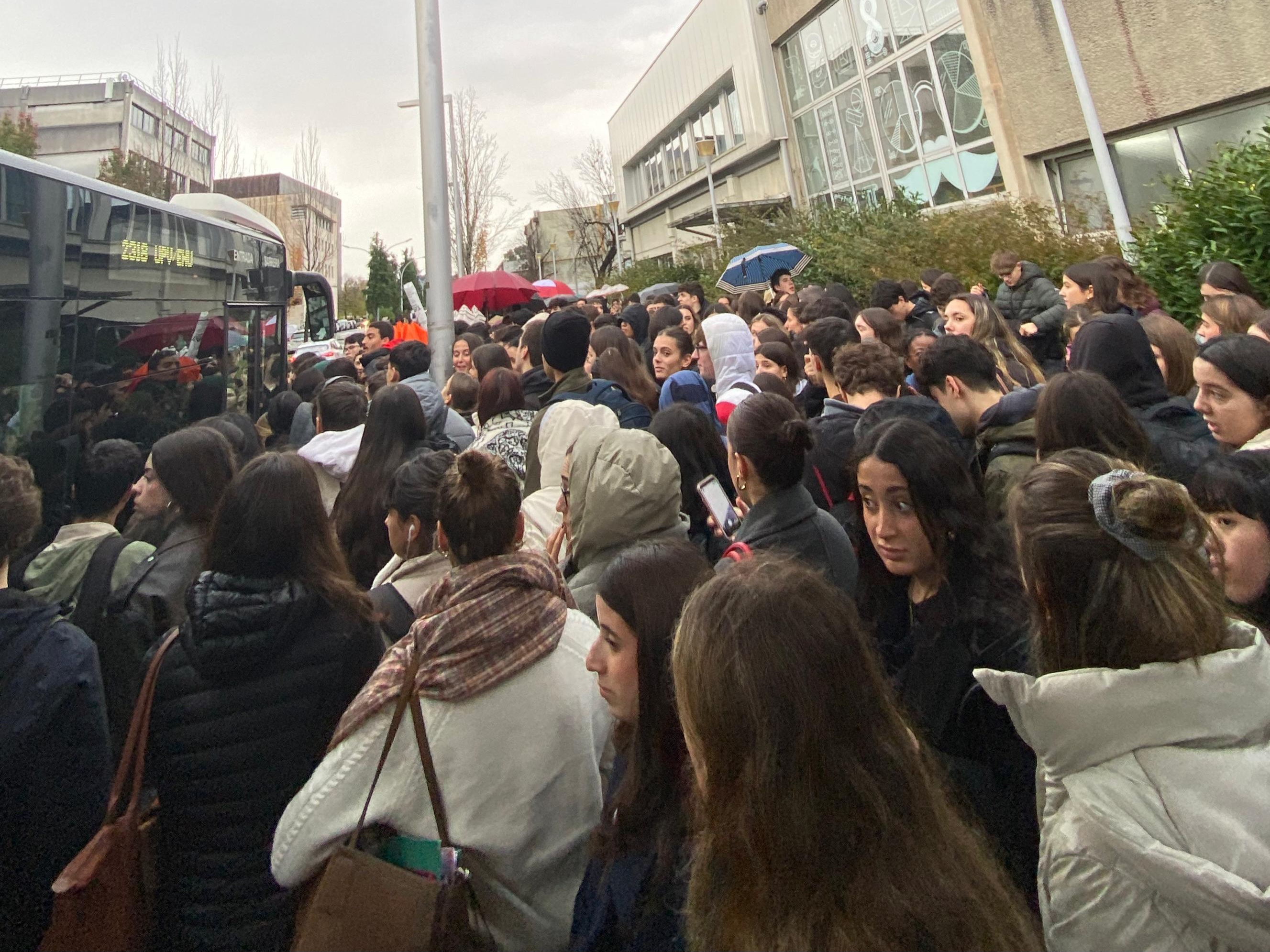Jendetza autobusera sartzeko itxaroten gaur, EHUren Leioako campusean. BERRIA