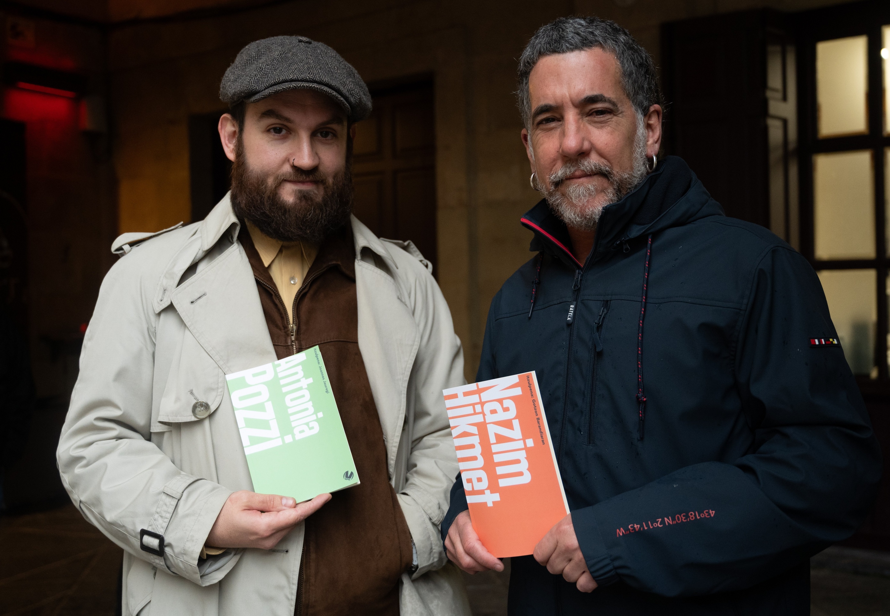 Joannes Jauregik eta Gotzon Barandiaranek euskaratu dituzte antologiak; irudian, bi itzultzaileak, gaur, Donostian. GORKA RUBIO / FOKU