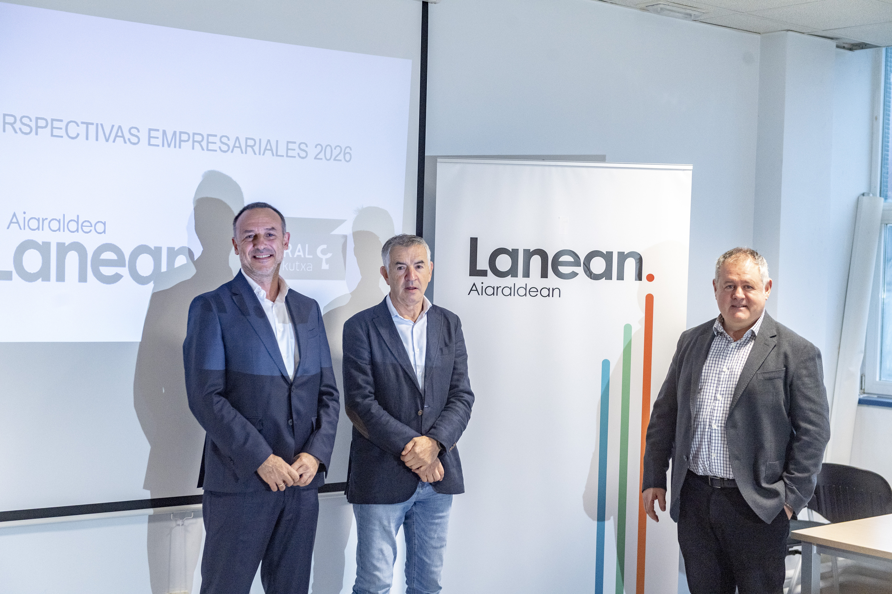 Aiaraldeko enpresen federazioko kideak eta Laboral Kutxakoak, Laudion egindako agerraldian. JAIZKI FONTANEDA / FOKU