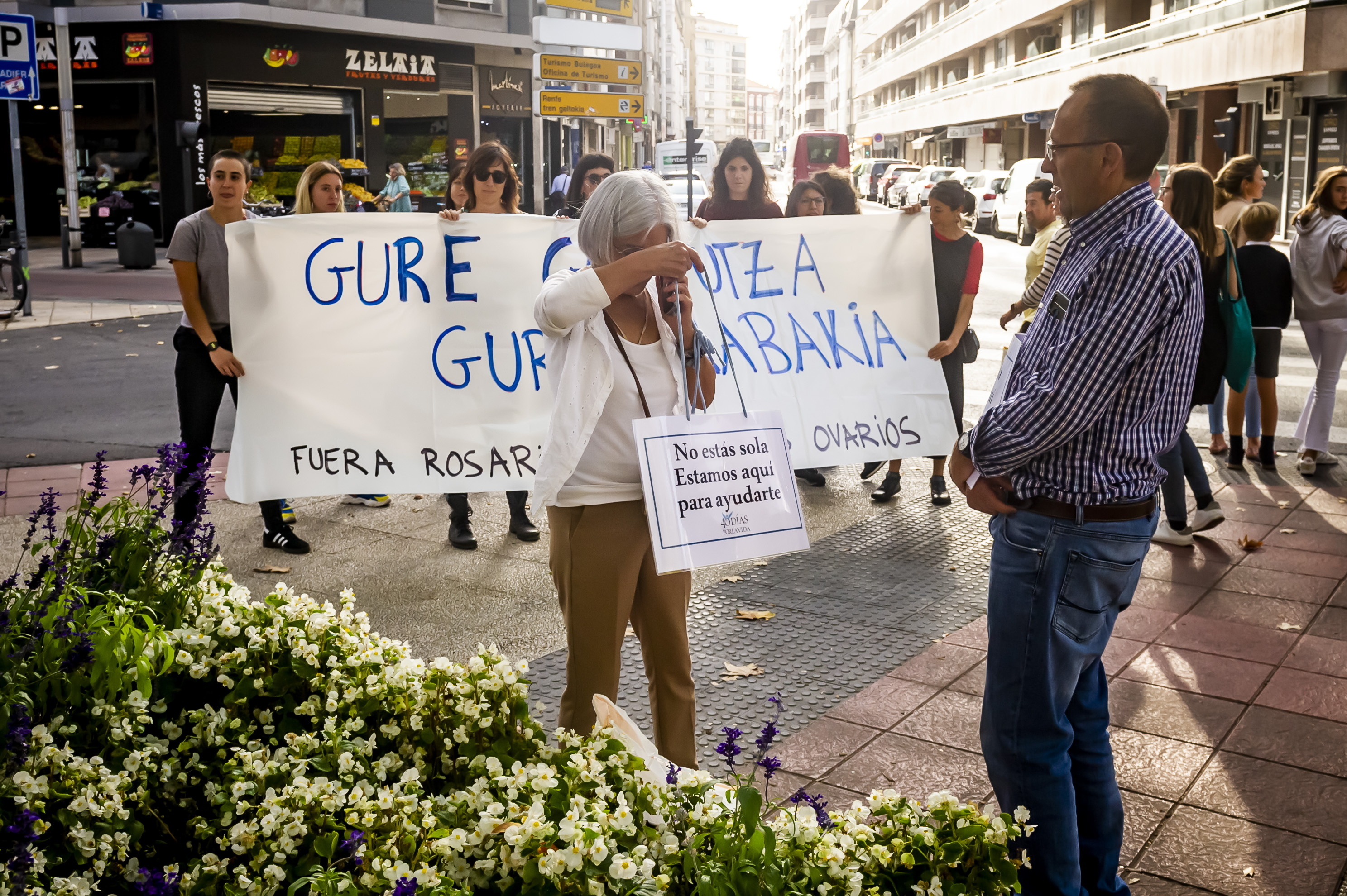 Mugimendu feministaren ekintza bat 2022an, Askabide klinikaren aurrean, abortatzera joaten zirenak jazartzen zituzten antiabortisten kontra. JAIZKI FONTANEDA / FOKU