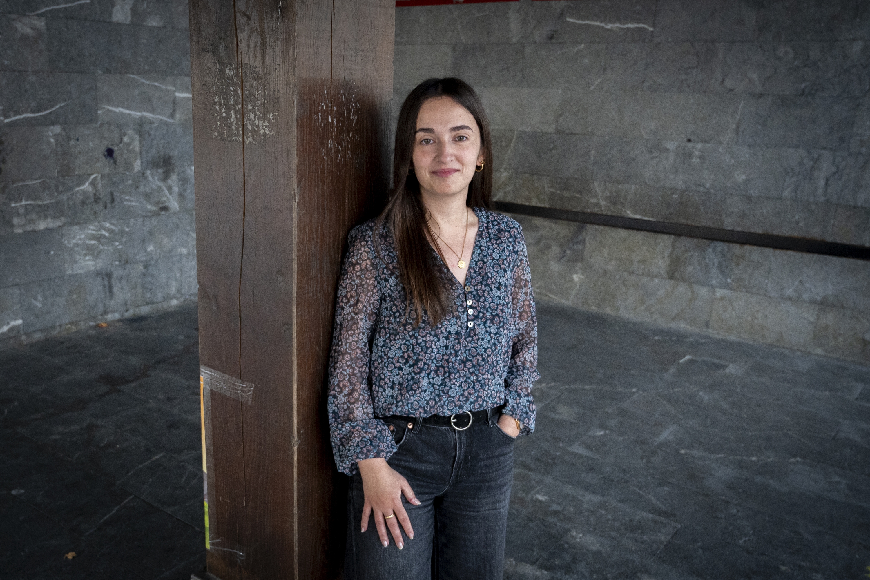 Irati Urreta Elizegi, duela egun batzuk, Ikaztegietako elizako arkupeetan. GORKA RUBIO / FOKU