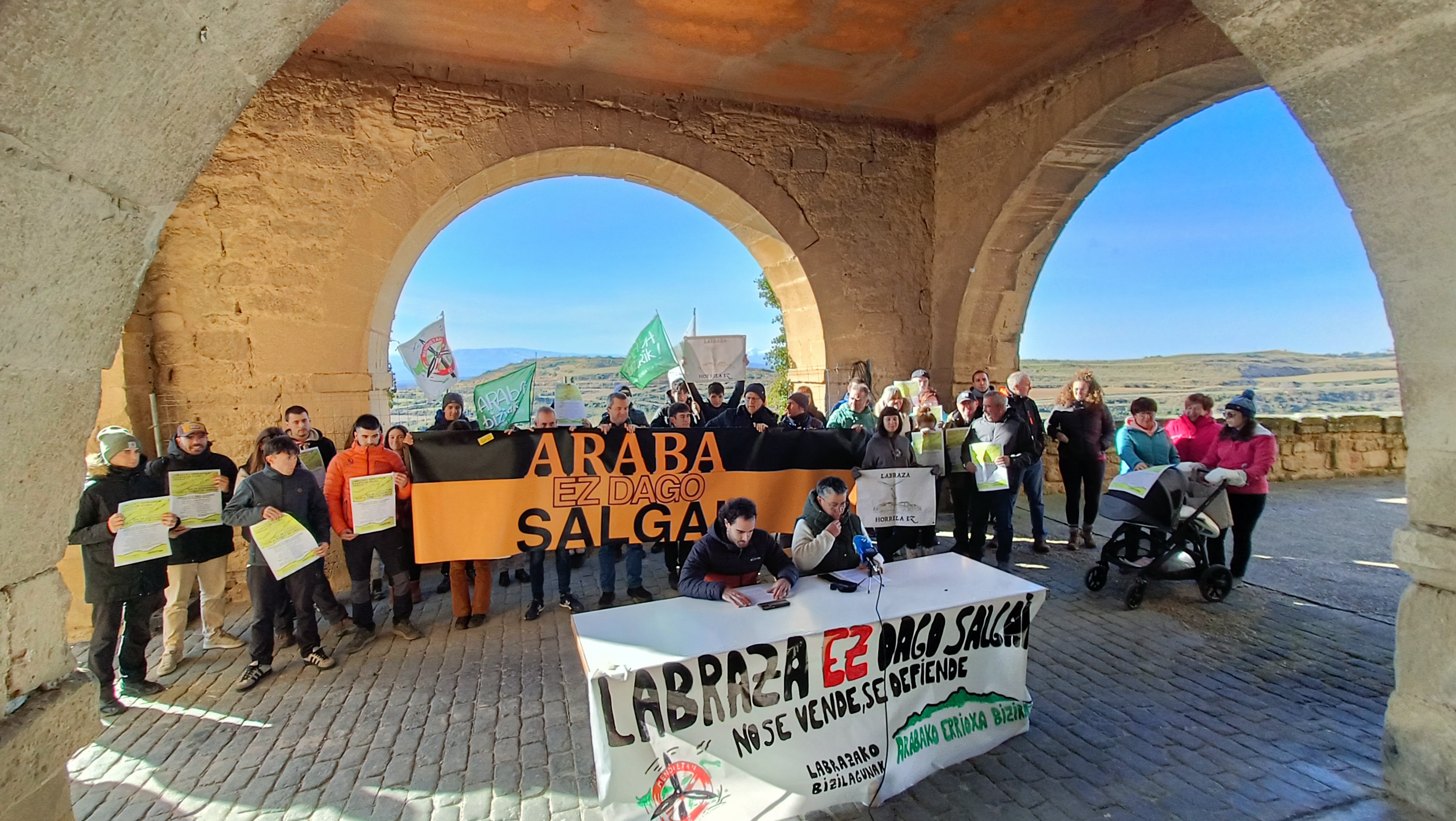 Labrazako zentral eolikoa berehala gelditzeko eskatu dute kontzejuak eta hainbat eragilek. ARABA BIZIRIK