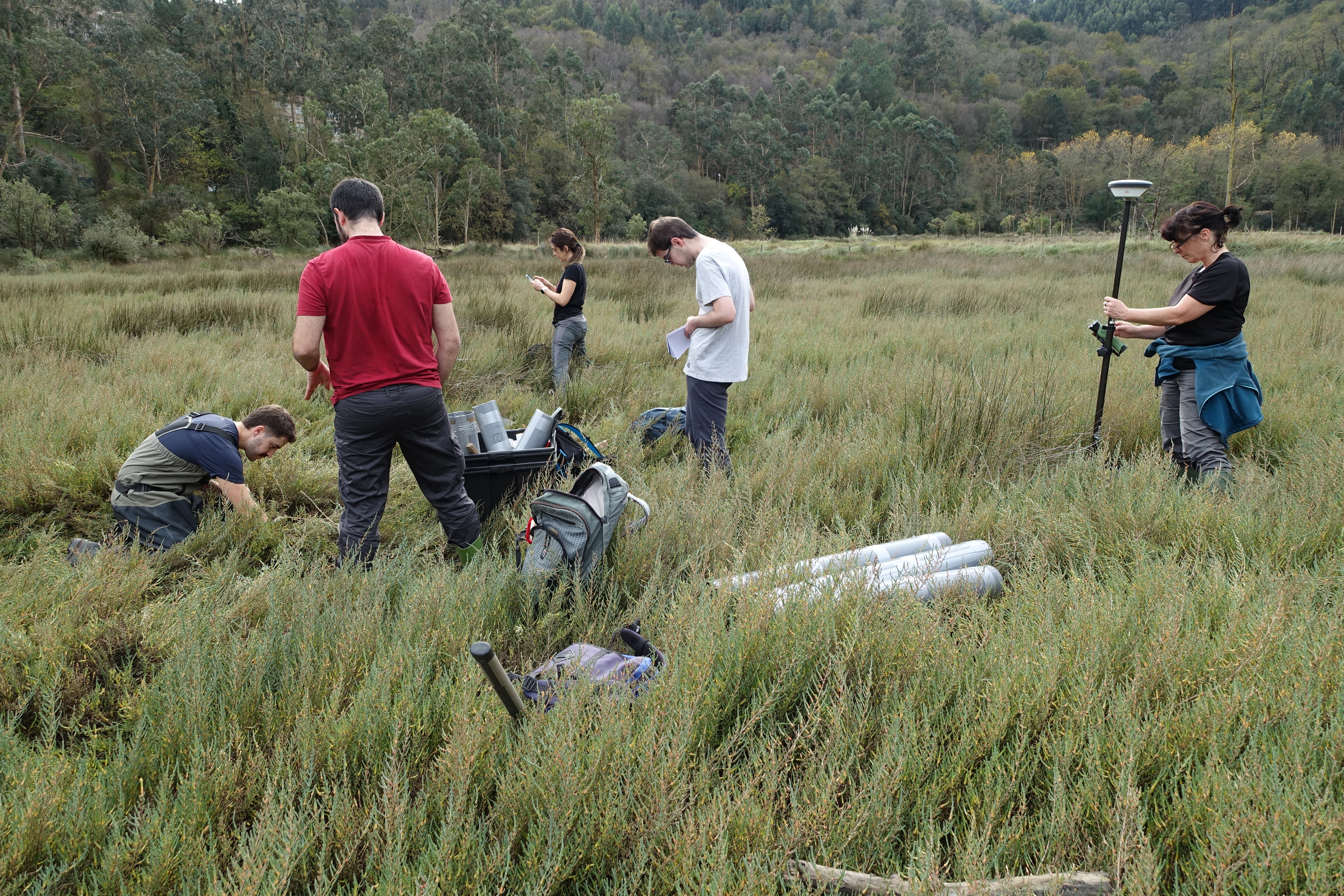 EHUko Harea Itsasertzeko Geologia ikerketa taldeko kideak, Plentziako Ostradako paduran, artxiboko irudi batean. EHU