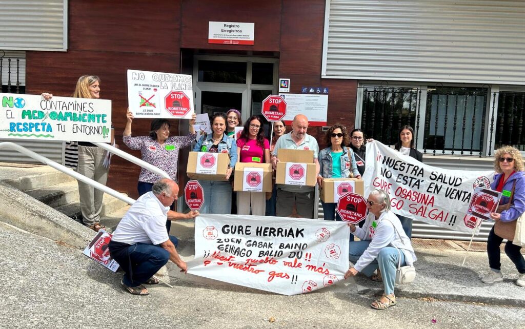 Vianako biometanizazio plantaren aurkako plataformako kideak, uztailaren bukaeran, proiektu horren kontrako alegazioak Lizarrako erregistroan aurkeztu eta gero. SUSTRAI ERAKUNTZA FUNDAZIOA