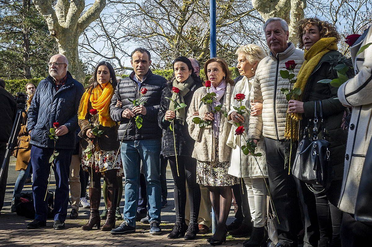 Fernando Buesaren eta Jorge Diezen senideak gaurko lore eskaintzan. JAIZKI FONTANEDA