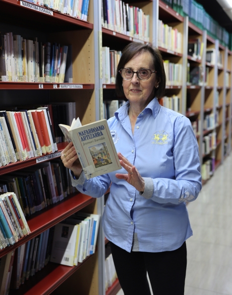 Mari Jose Cabria, Balmasedako liburutegiko goiko solairuan. OSKAR MATXIN EDESA / FOKU