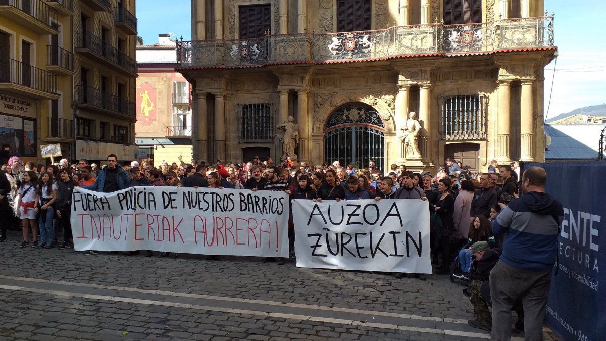 300 bat lagun, gaur, Iruñeko Udaletxe plazan, Espainiako Poliziaren jokabidea salatzeko.