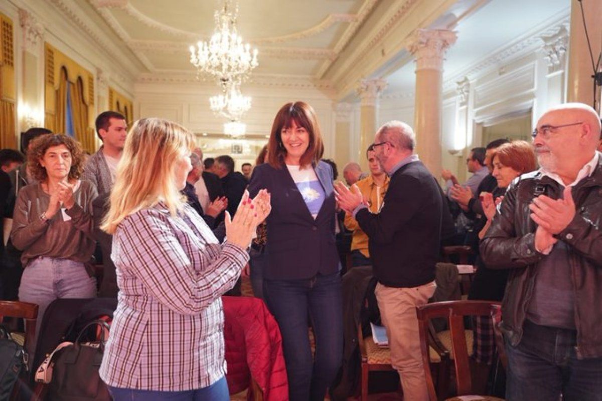 Idoia Mendia (erdian), Bilbon, PSE-EEren batzarrean.