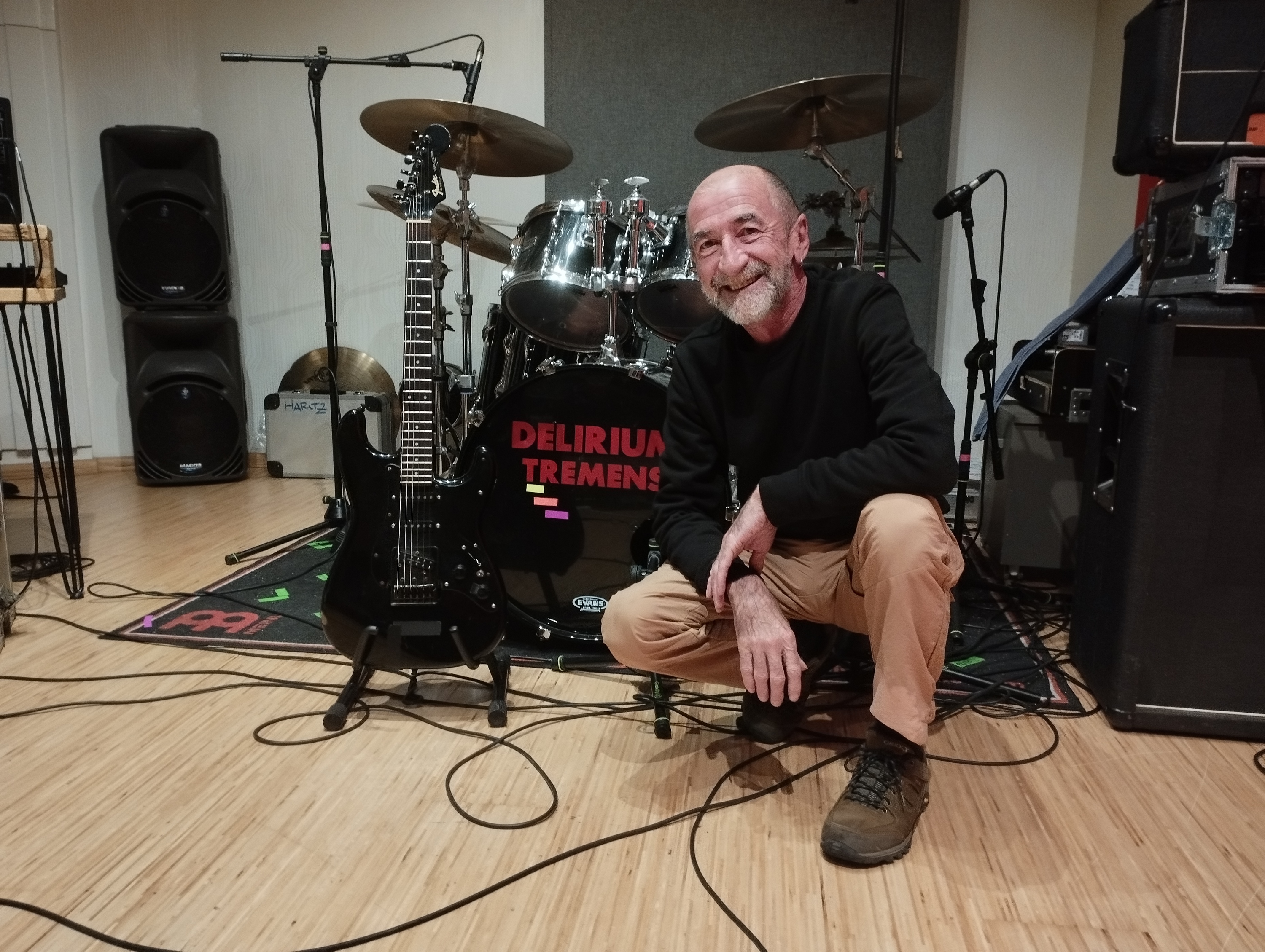 Andoni Basterretxea, bere gitarra kutuna alboan duela, Haritz Arregiren estudioan. BERRIA