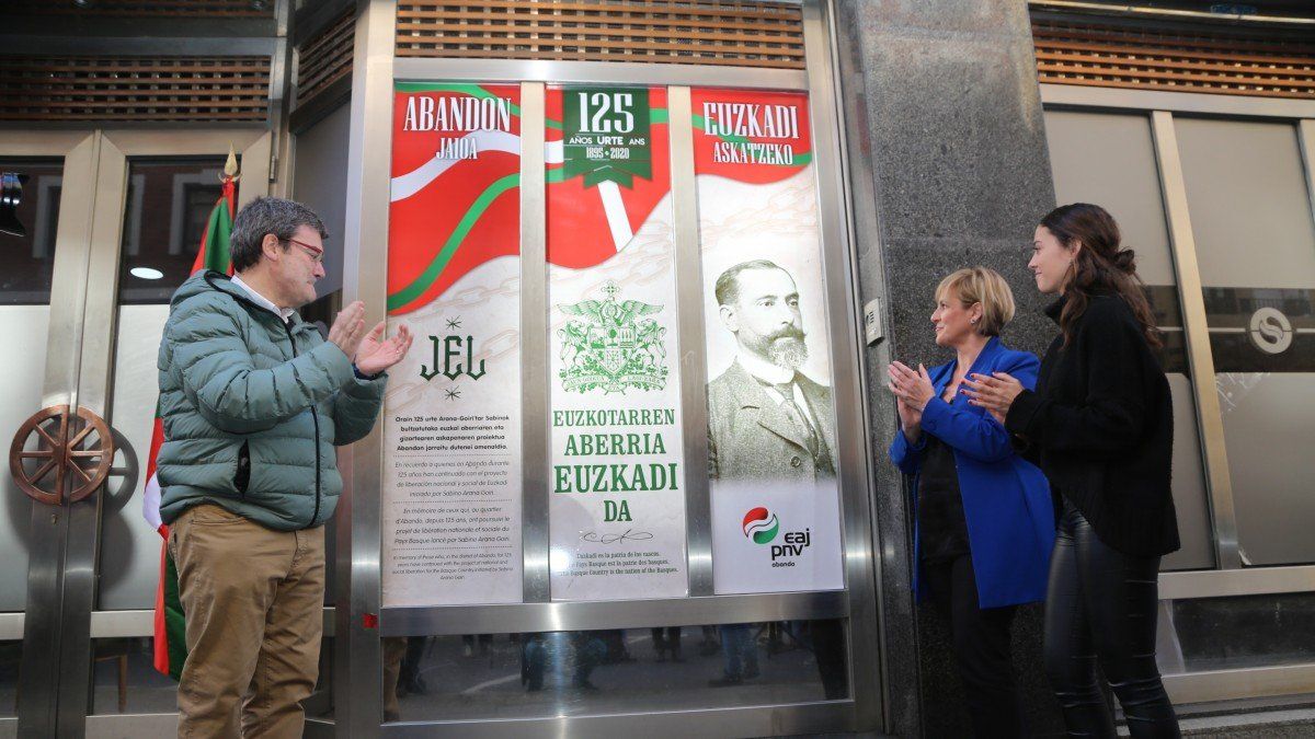 Itxaso Atutxa EAJren BBBko presidenteak (erdikoa), gaur, Bilbon.