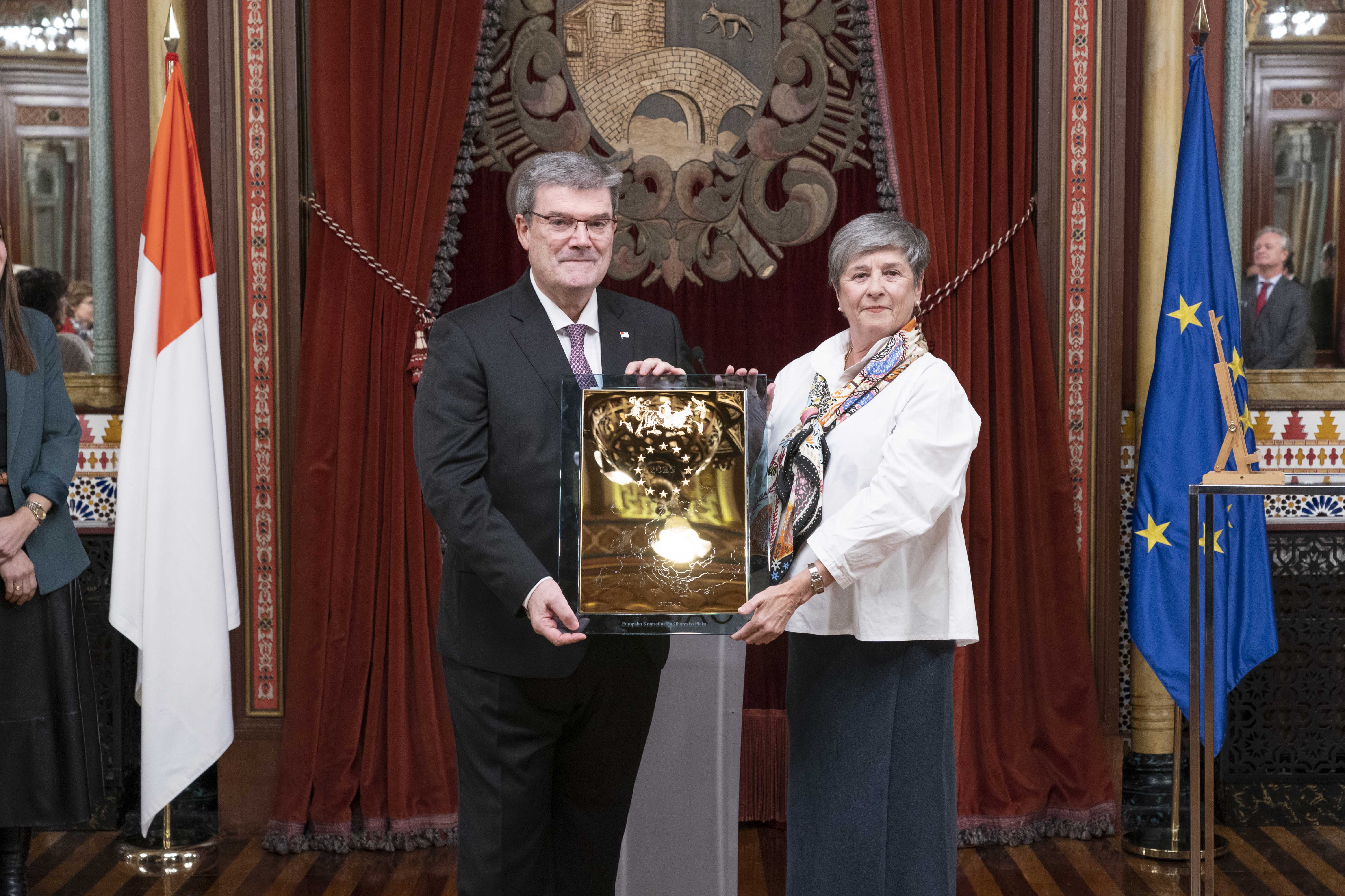 Juan Mari Aburto Bilboko alkatea eta Nerea Ahedo Europako Kontseiluko ordezkaria, gaur, Bilbon. BERRIA