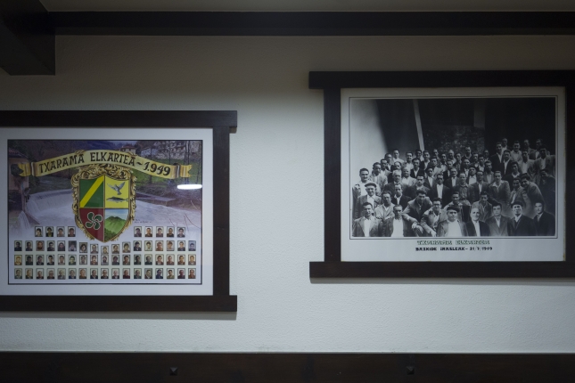 Txaramako elkarteko bazkideen argazkiak, XX. mende hasierakoak ezkerrean, eta 1949koak eskuinean. JON URBE / FOKU