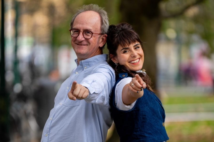 Kike Amonarriz Gorria eta Izaro Arruti Agirreurreta 'Tribuaren berbak' saioko aurkezleak. ETB Kike Amonarriz Gorria eta Izaro Arruti Agirreurreta 'Tribuaren berbak' saioko aurkezleak. ETB