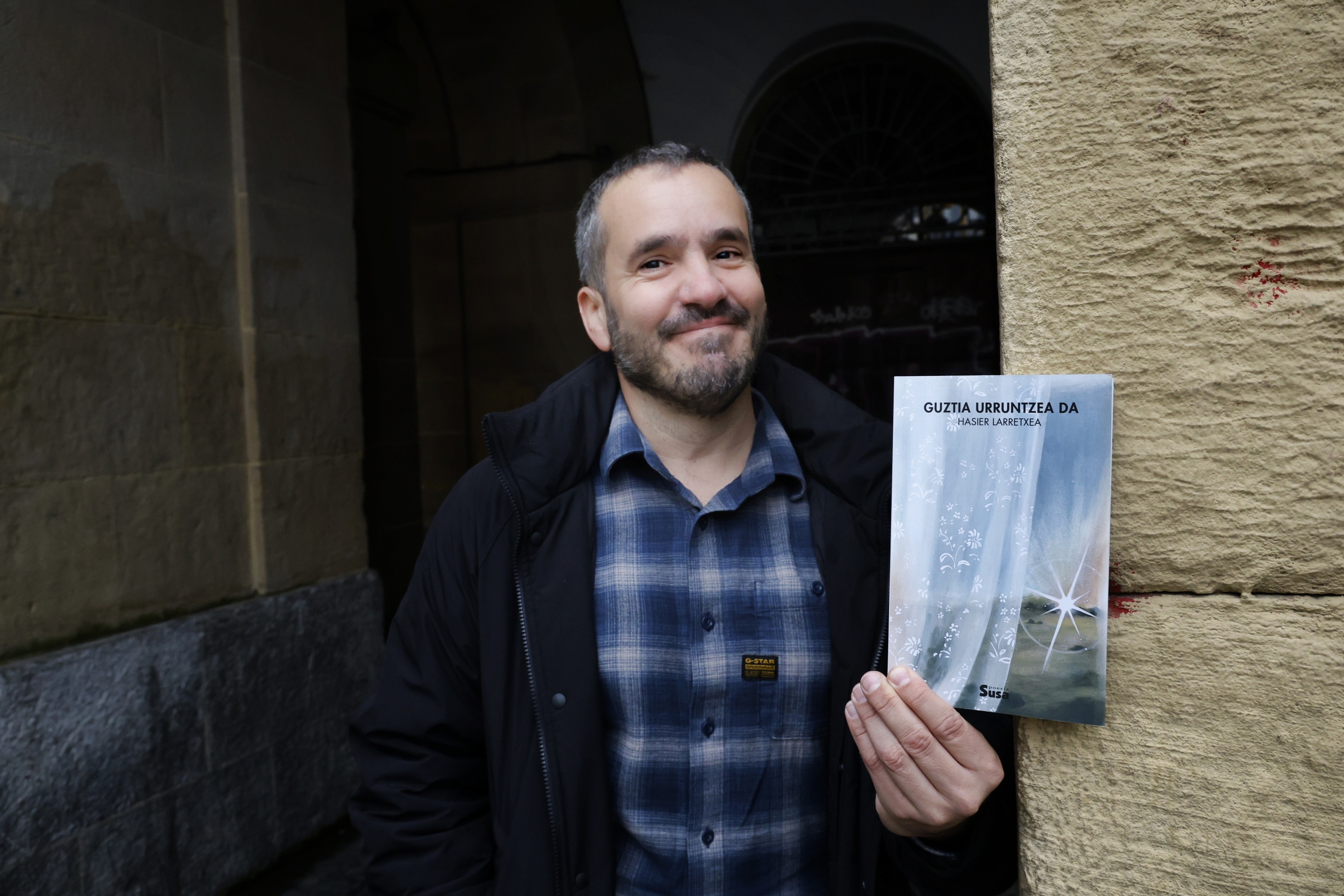 Hasier Larretxea, gaur Donostian, liburua esku batean duela. MAIALEN ANDRES / FOKU