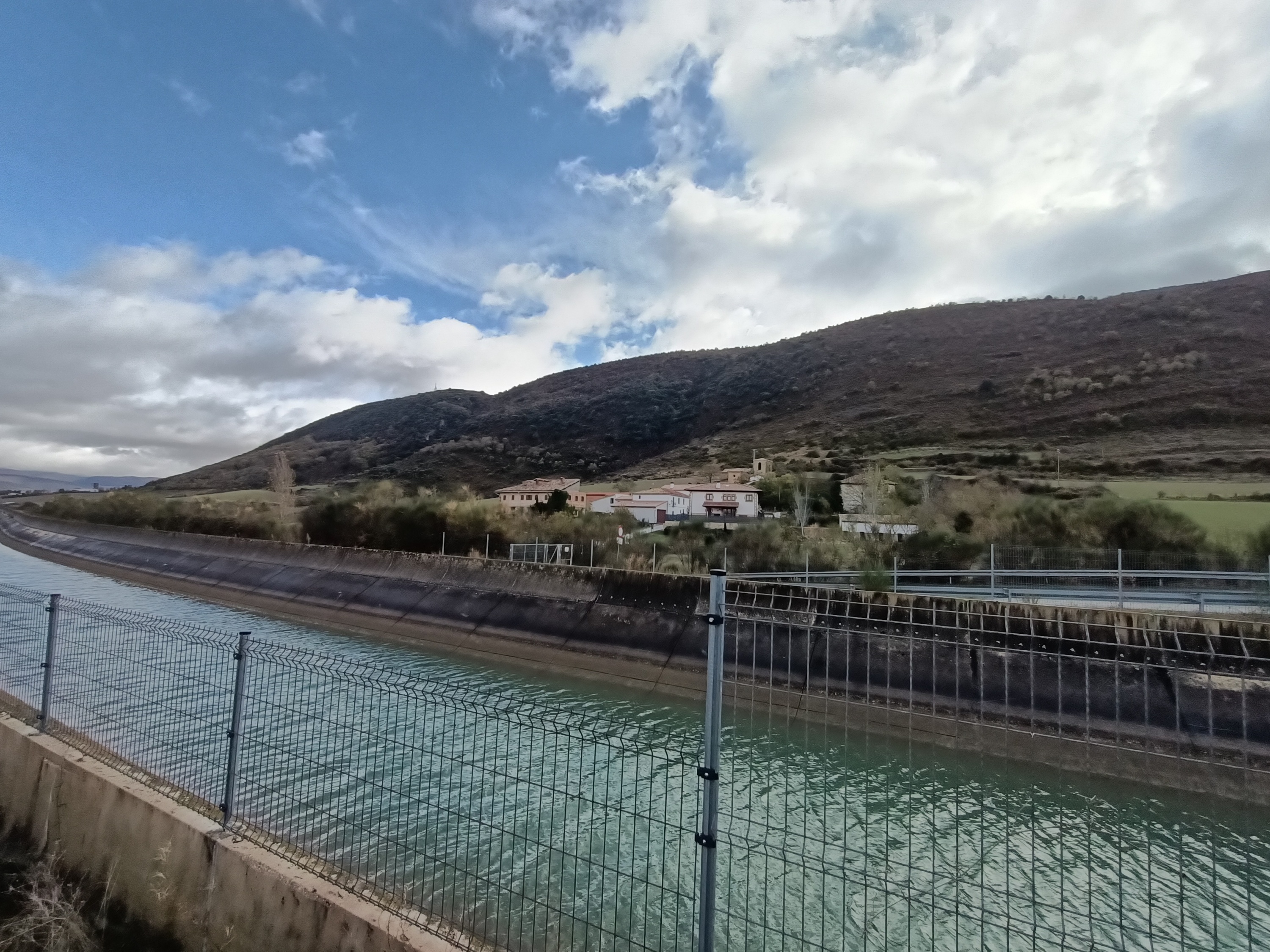 Otao herritik eskuinera eraikiko da zentrala eta beheko urtegia. Goiko urtegitik beherako jauzia 640 metrokoa izango da, baina haren hoditeria sistema mendi azpitik joango da. BERRIA.