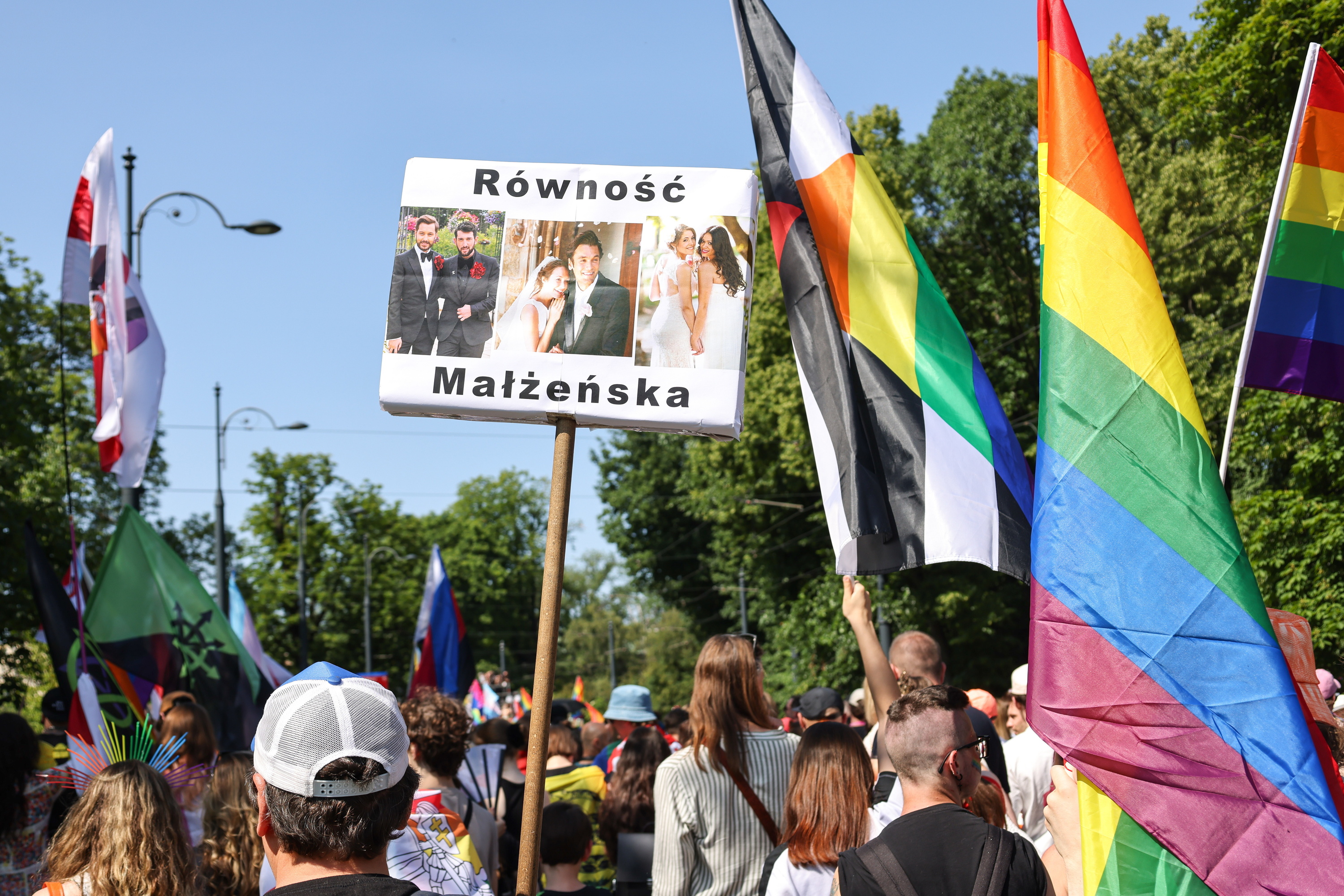 Sexu berekoen ezkontzen aldeko kartel bat,  LGTBI Komunitatearen Nazioarteko Egunaren harira egindako martxa batean, ekainean, Varsovian. ALBERT ZAWADA / EFE